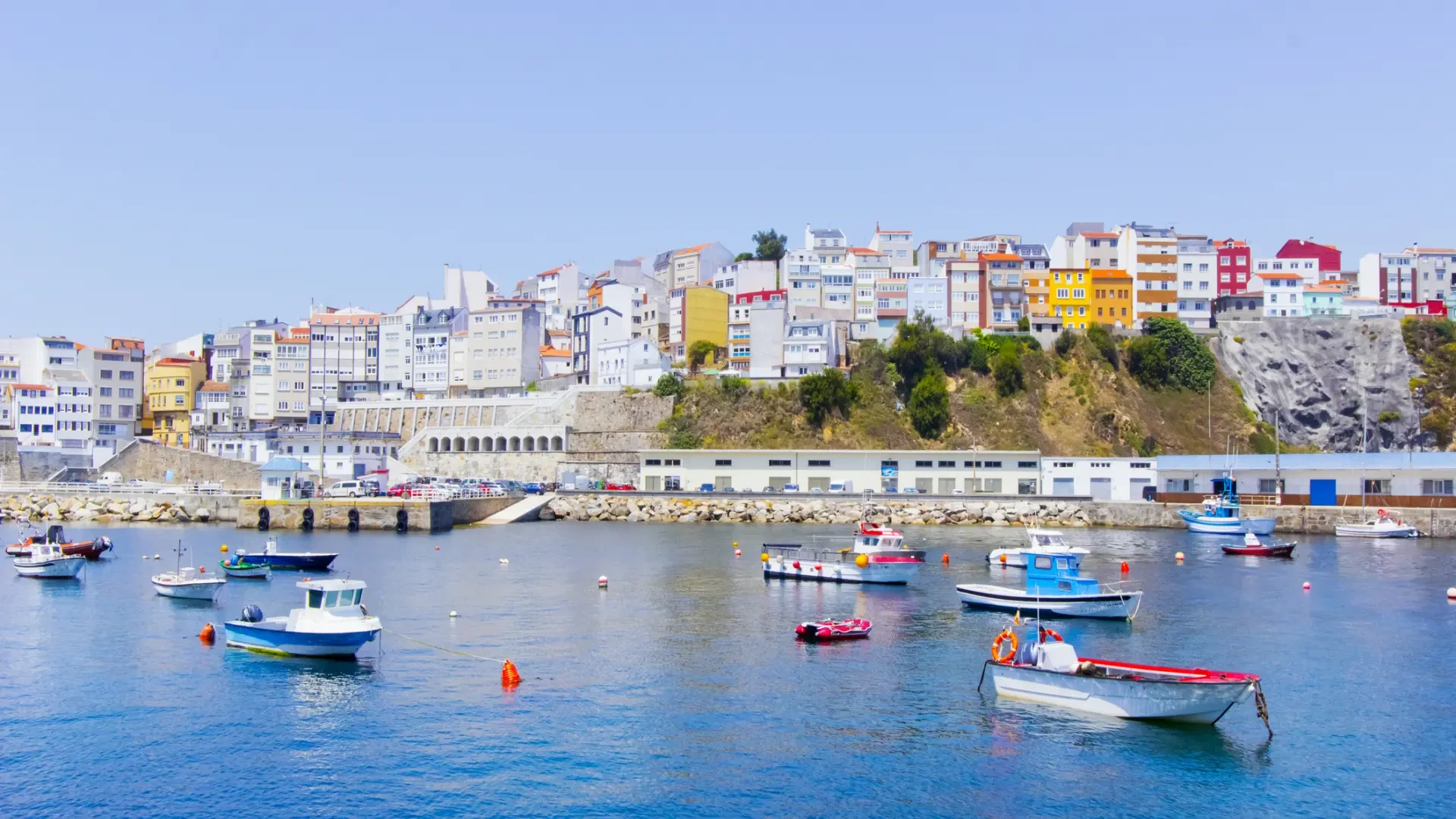 Colorido y con pintorescos barrios marineros, el pueblo de A Coruña donde se come el mejor marisco 