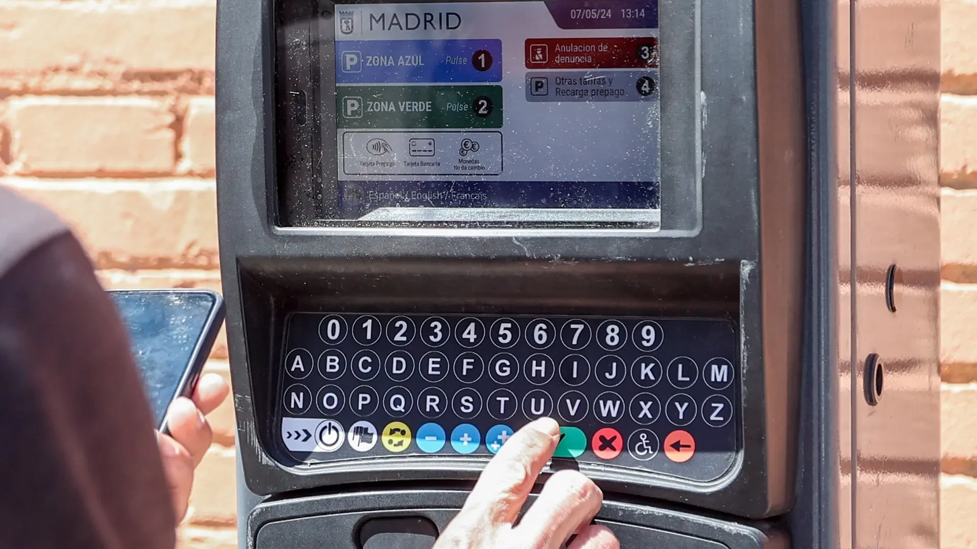 Cinco apps activan la función 'desaparcar' para abonar solo el precio exacto del uso en los parquímetros
