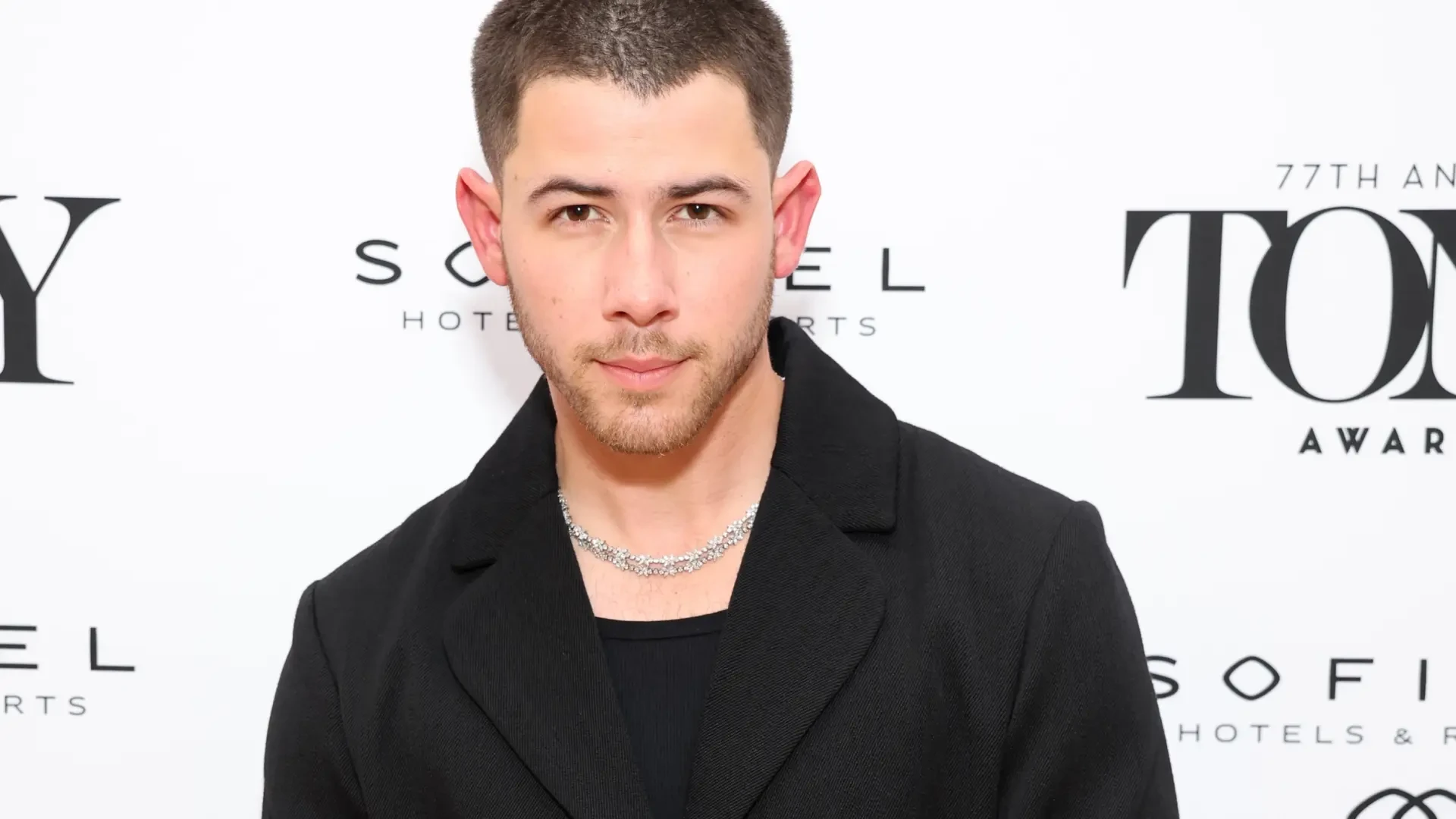 La divertida conversación de una joven con su padre cuando este le envía una foto con Nick Jonas sin saber quién es