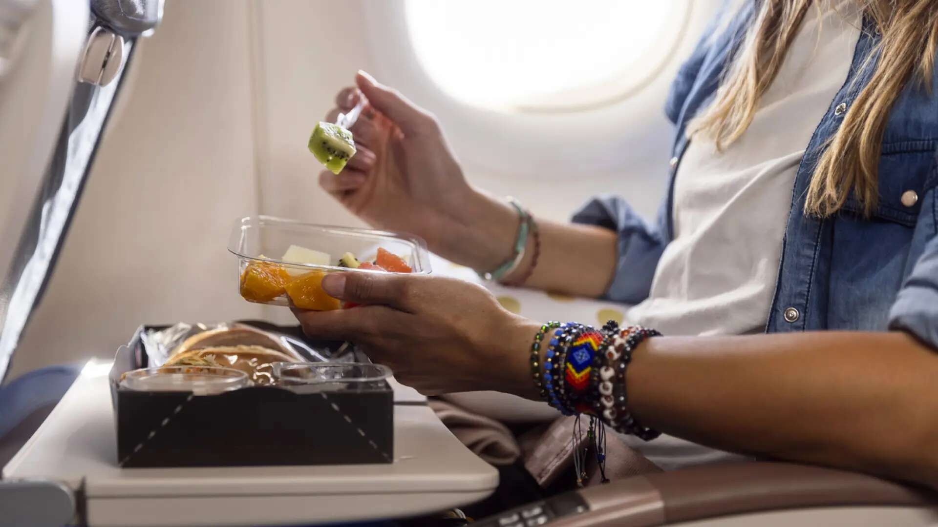 Una azafata revela el truco para lograr comidas gratis de 'business' en el avión