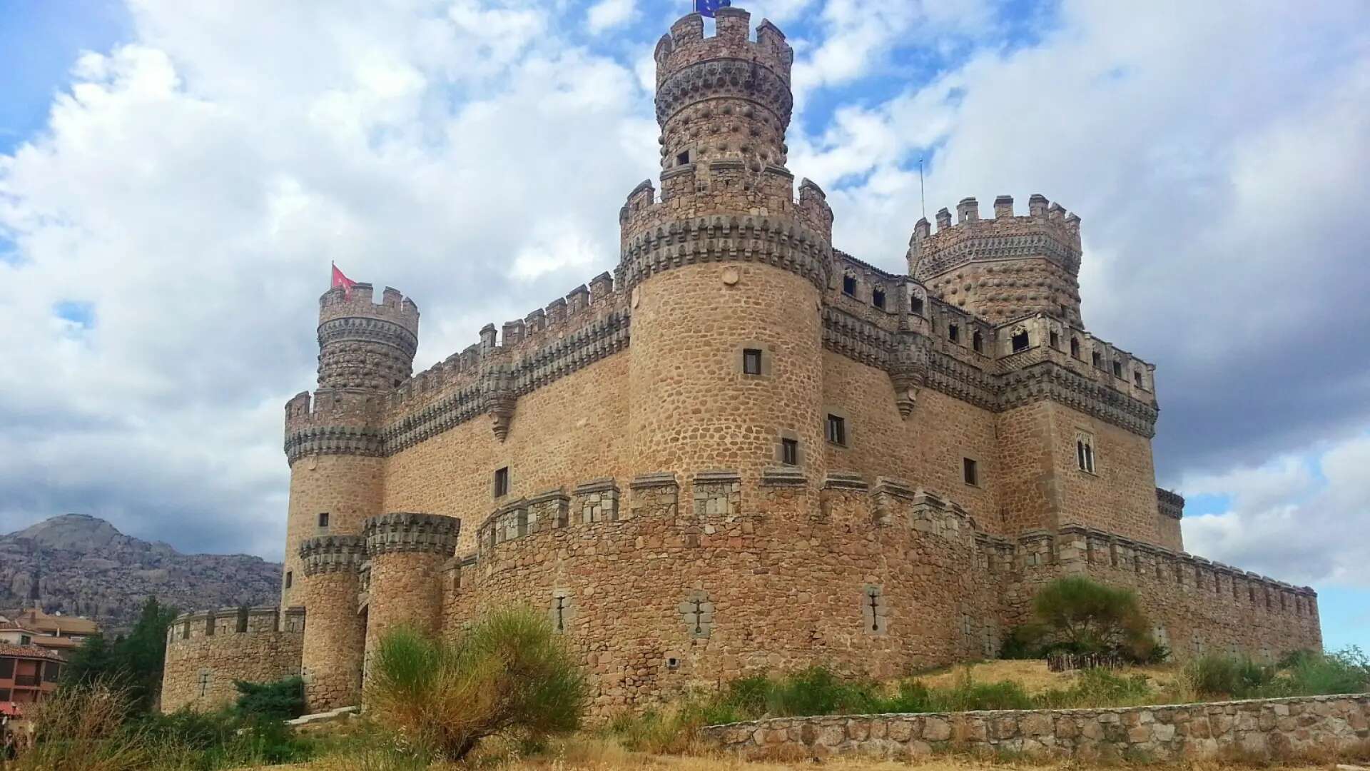 El castillo de Manzanares cierra al público tras volver a manos de la duquesa del Infantado