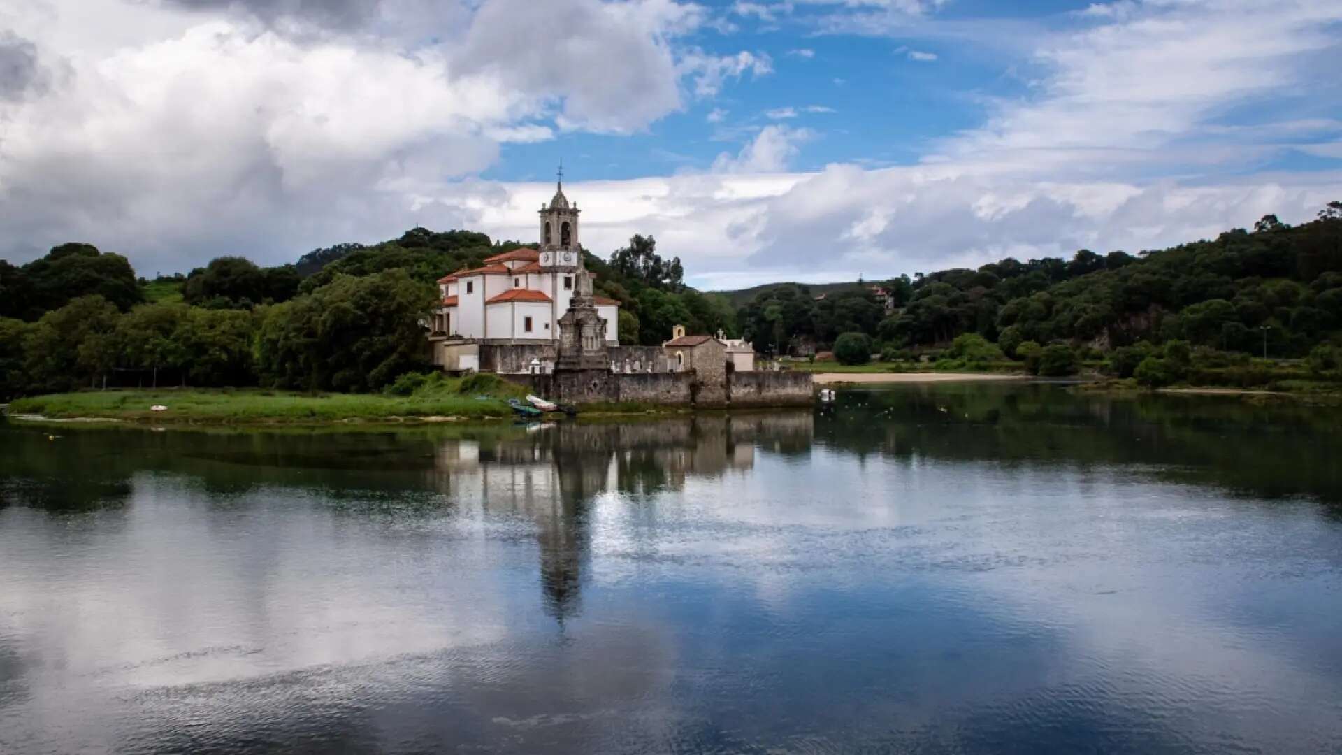 El pueblo asturiano con un paisaje cambiante y una iglesia y cementerio flotantes