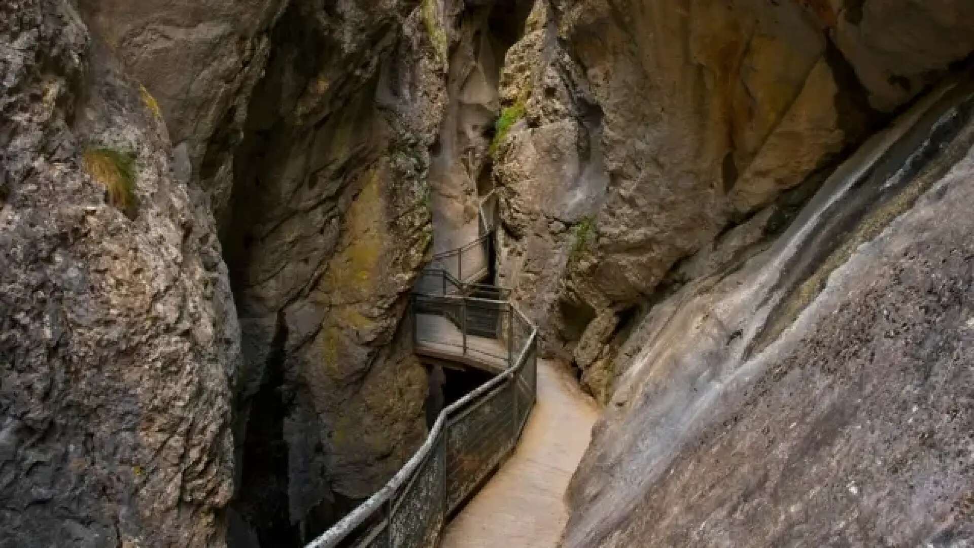 Ruta por puentes y pasarelas ancladas a la pared de uno de los desfiladeros más estrechos de España