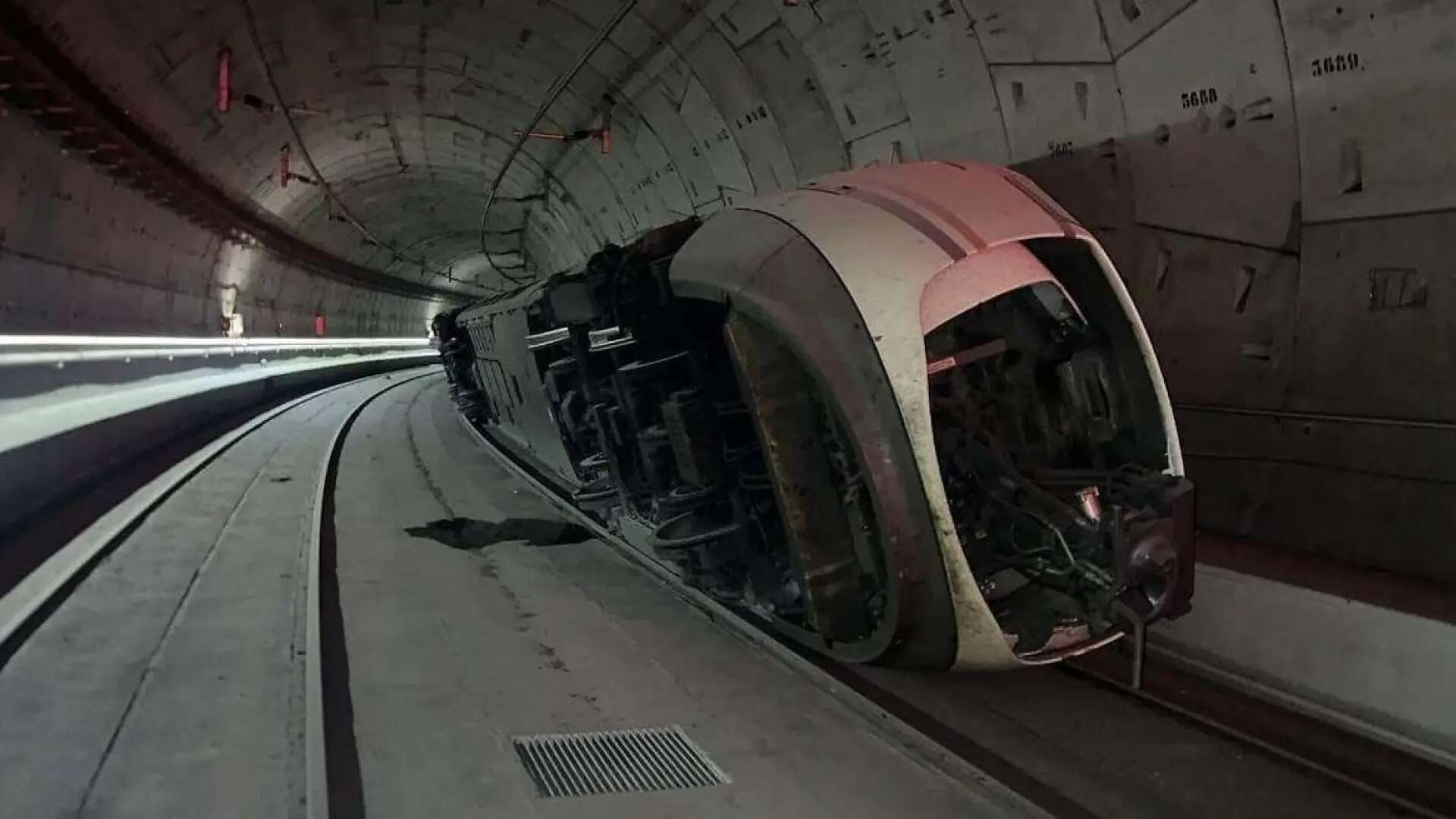 Adif aplaza la retirada del tren descarrilado entre Atocha y Chamartín y Renfe, Ouigo e Iryo no prevén alteraciones el fin de semana