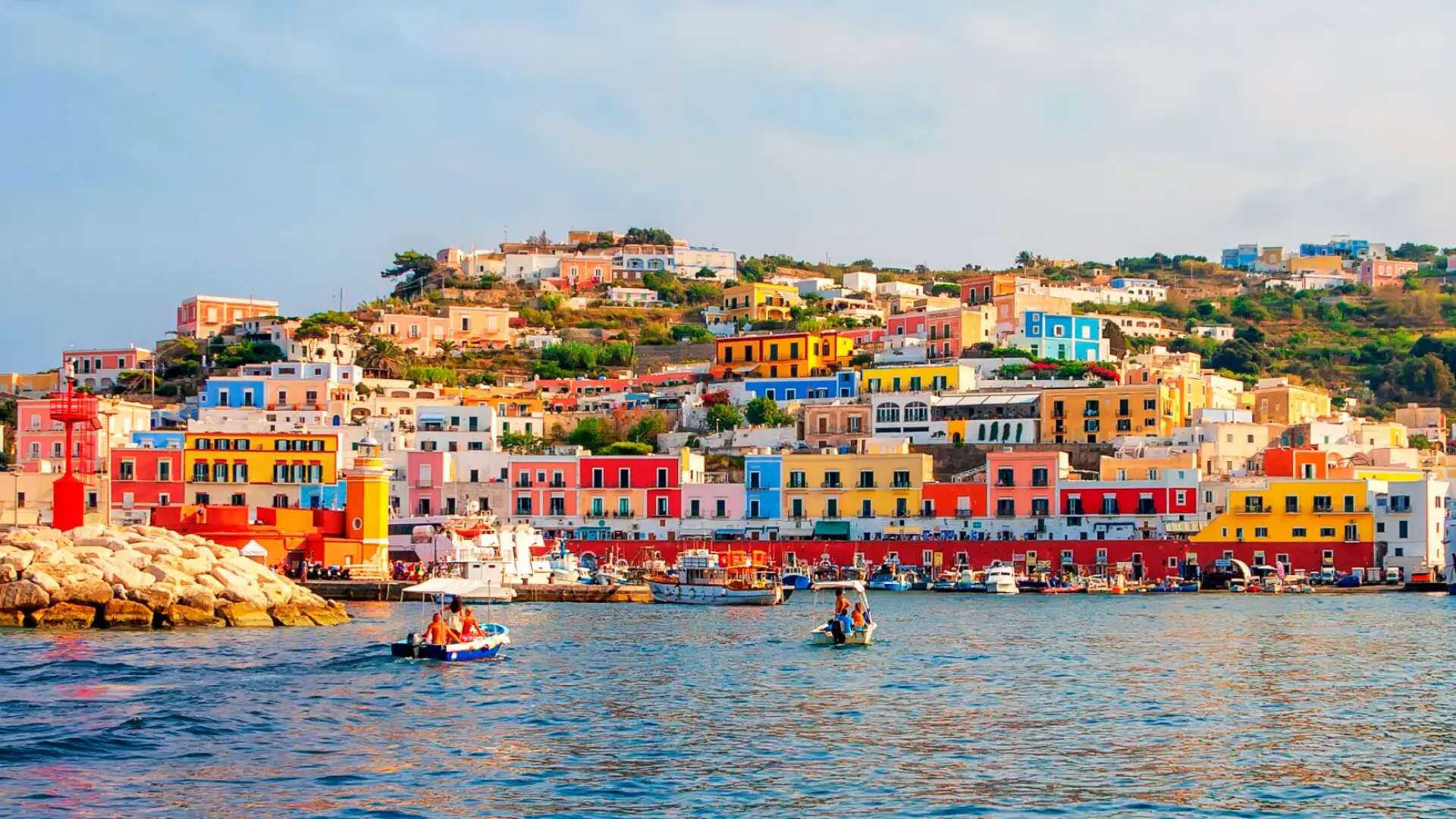 El pueblo de Italia con casas coloridas que esconde una increíble historia mitológica