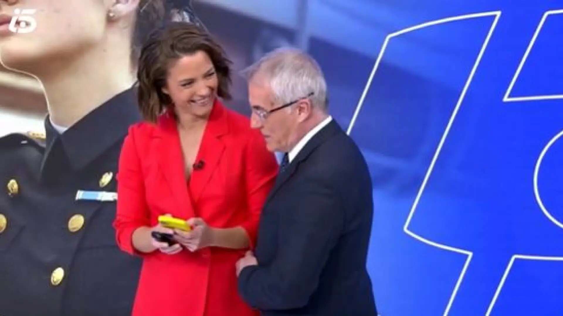 María Casado coge el móvil en pleno directo de 'Informativos Telecinco': 