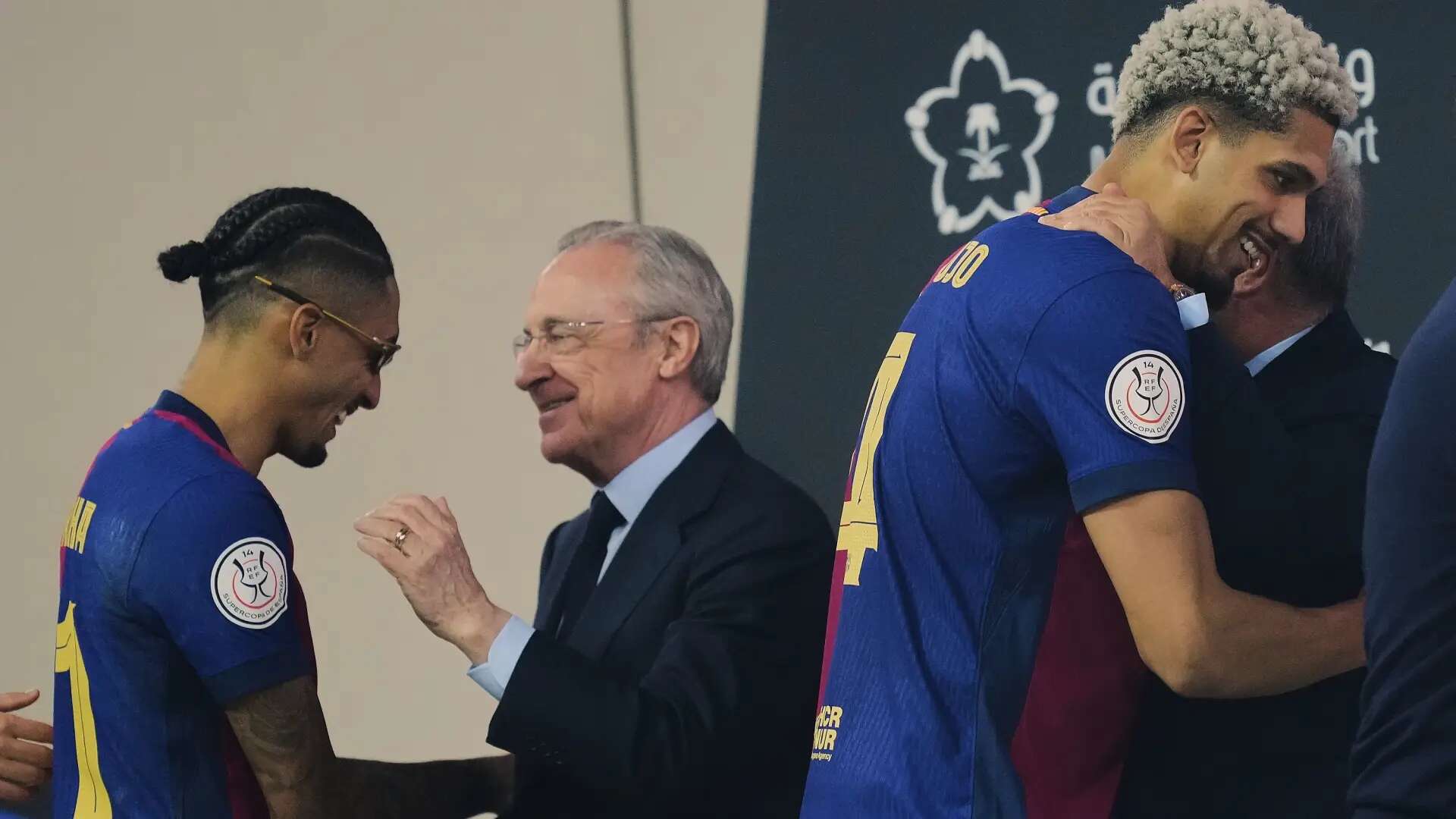 Florentino Pérez, blanco de las críticas por sus risas con los jugadores del Barça, su negativa a fichar y la inacción en el caso Olmo