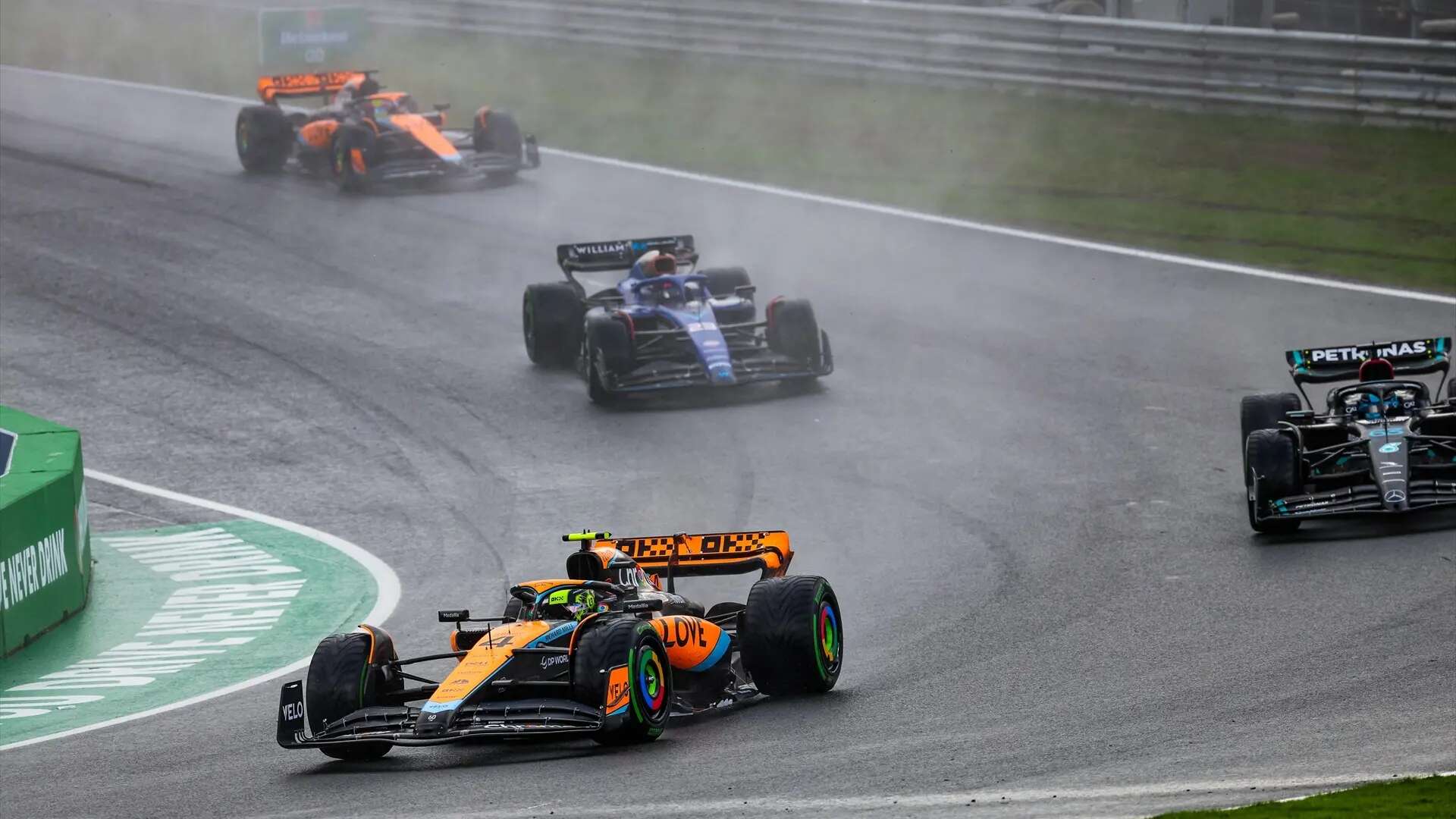 Lando Norris se impone 'in extremis' a Max Verstappen en una primera sesión de libres pasada por agua