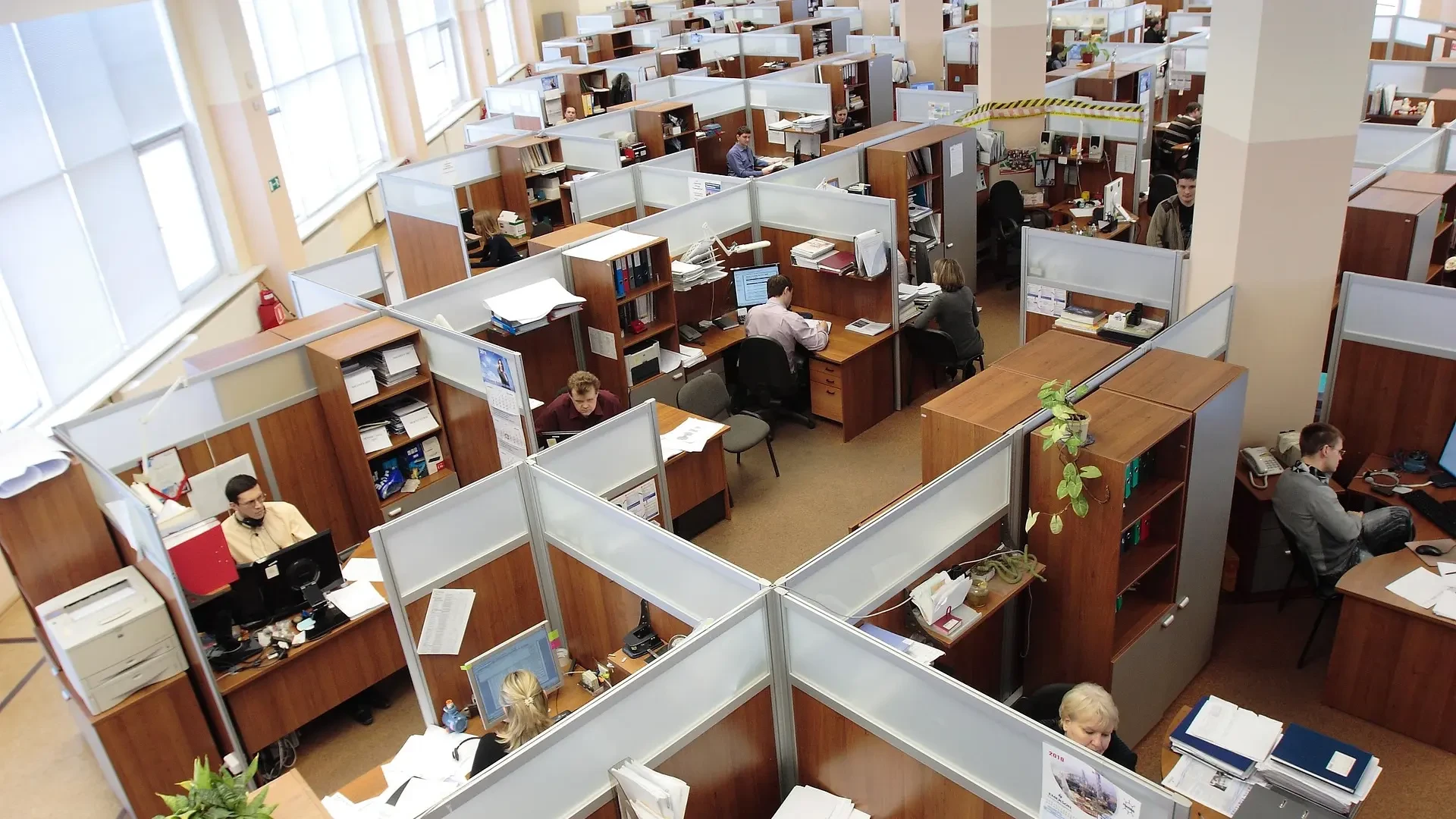 Sumar, Podemos y otros socios del Gobierno pelean por ampliar a más empresas las rutas o el teletrabajo