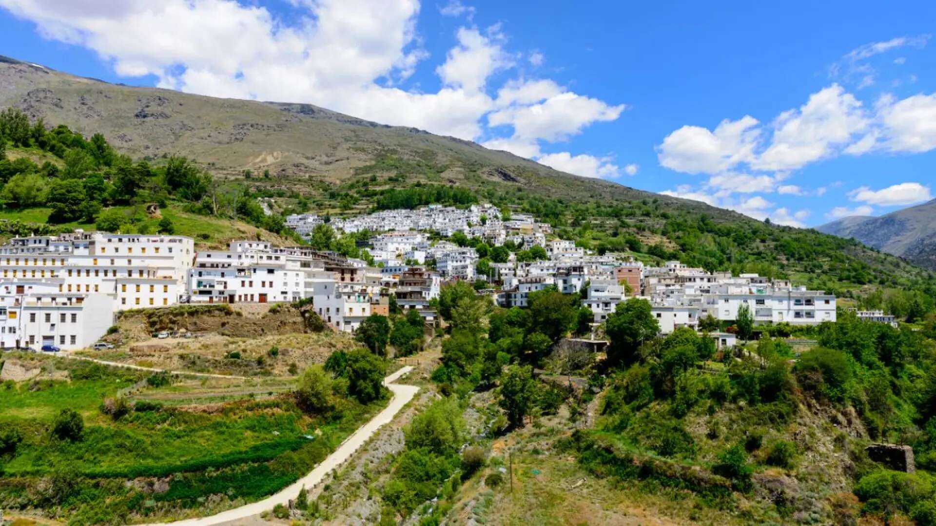 Así es el pueblo más alto de España: encajado en la ladera de una montaña y en un Parque Natural