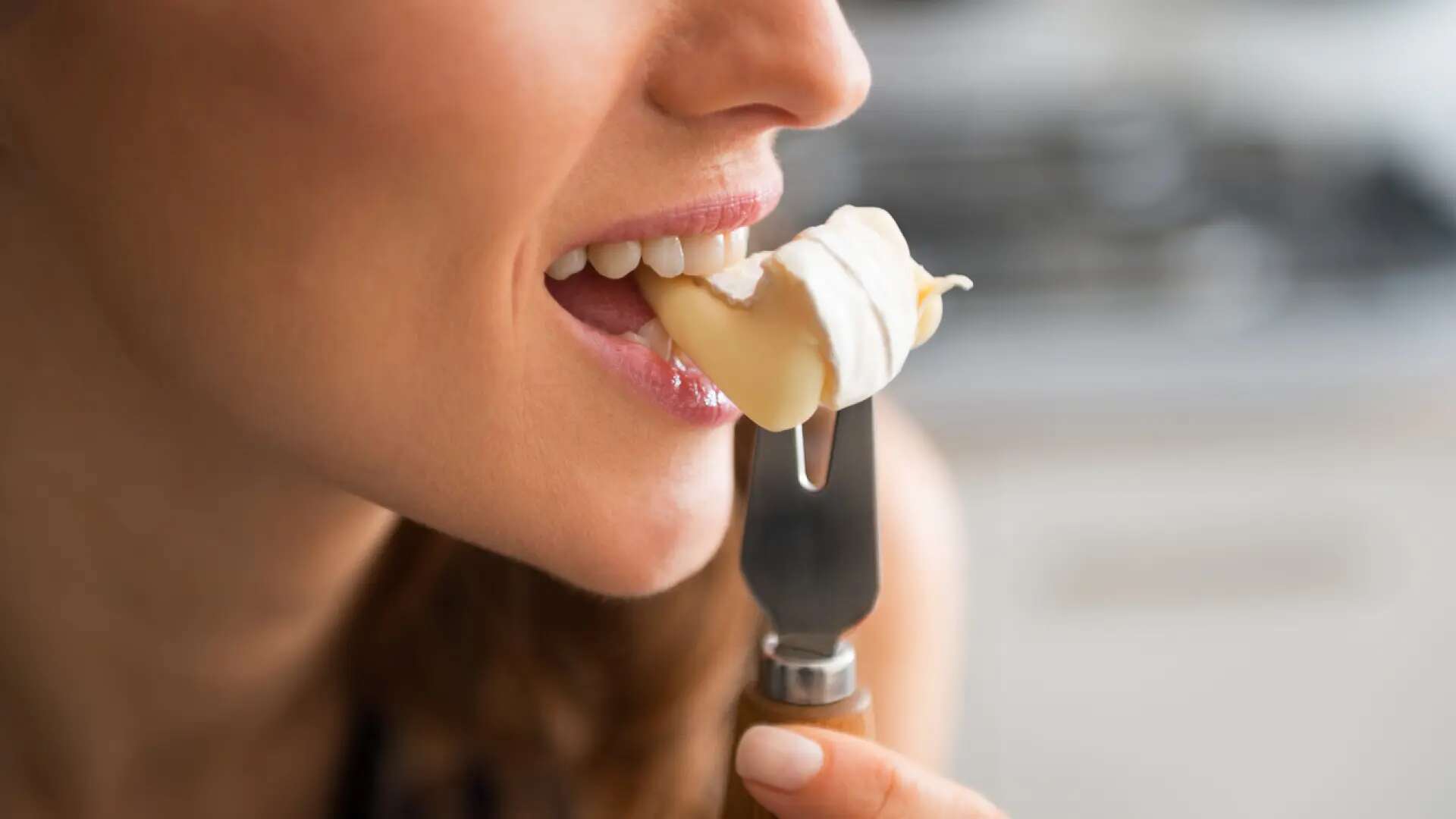 Estos son los efectos que provoca en el cerebro comer este tipo de queso según un neurólogo