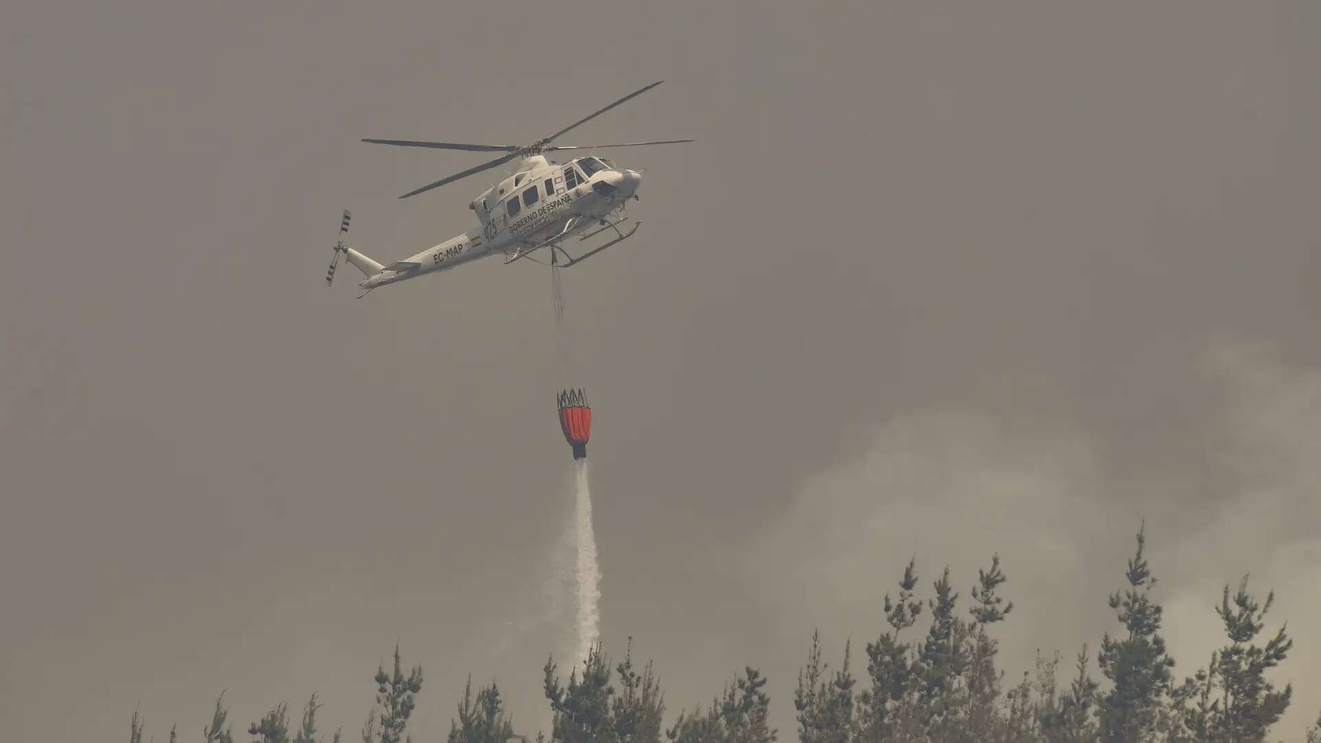 Dos fuegos activos en Ourense, con 100 hectáreas quemadas