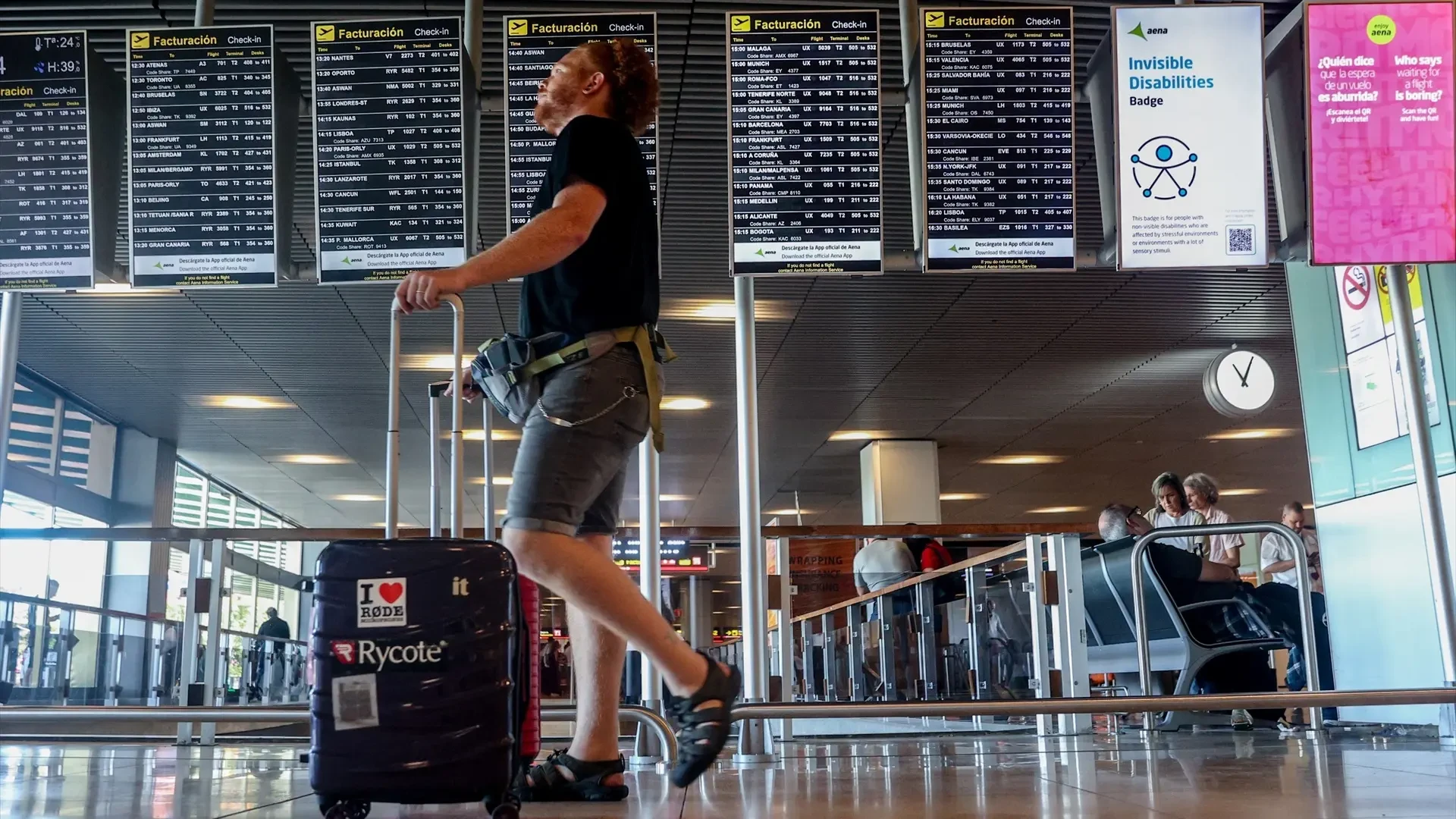 Una azafata explica lo que hay que hacer con el equipaje en un vuelo con escalas para no perderlo