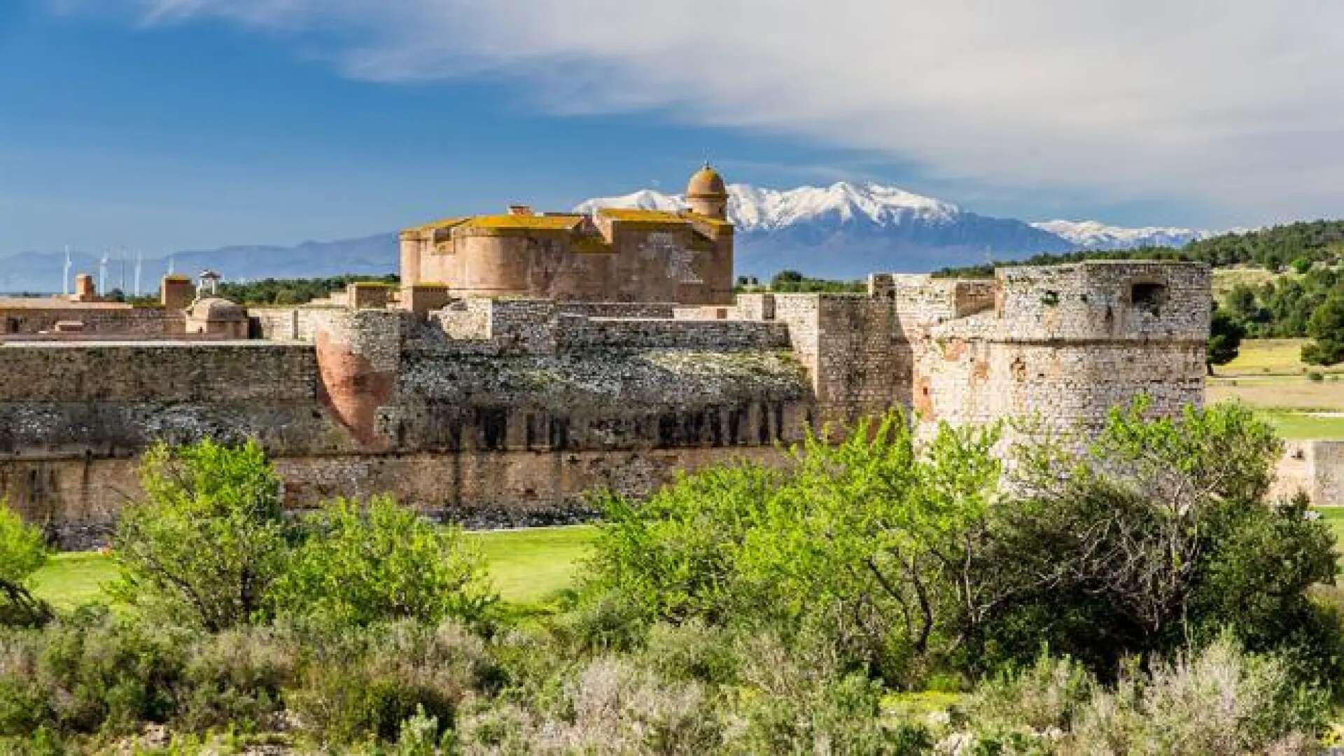 El pueblo francés a menos de dos horas de España con una impresionante fortaleza medieval