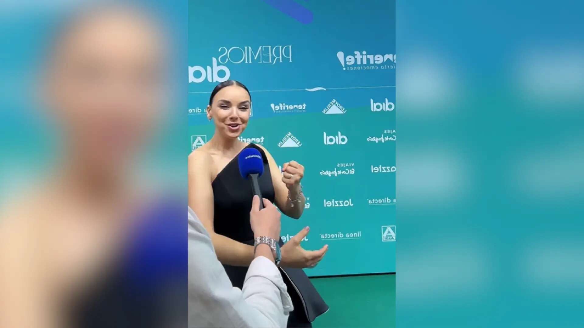 Chenoa homenajea a Melody cantando 'Esa Diva' en la última alfombra roja de los Premios Dial