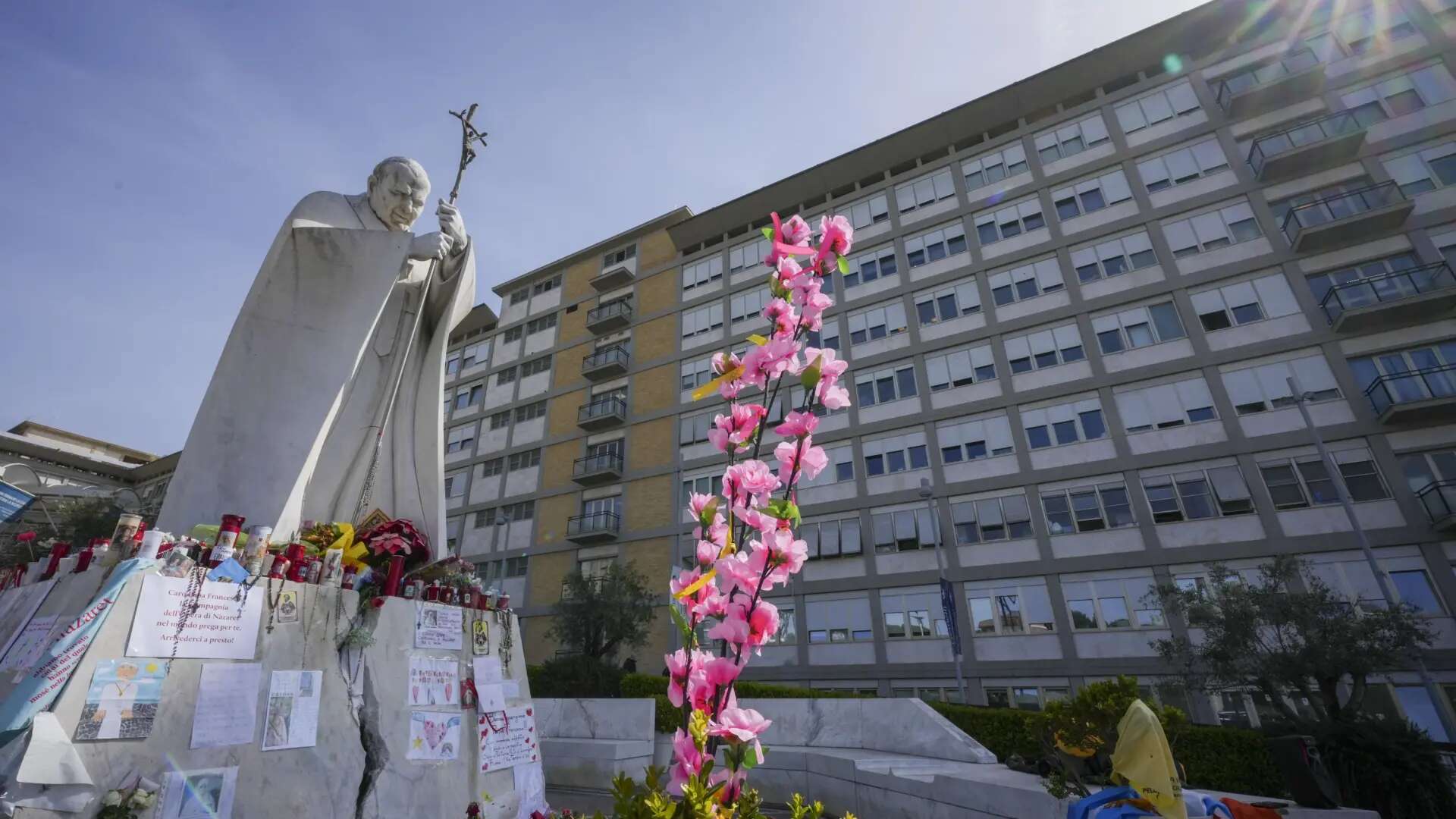 El papa Francisco continúa estable en el hospital, con 