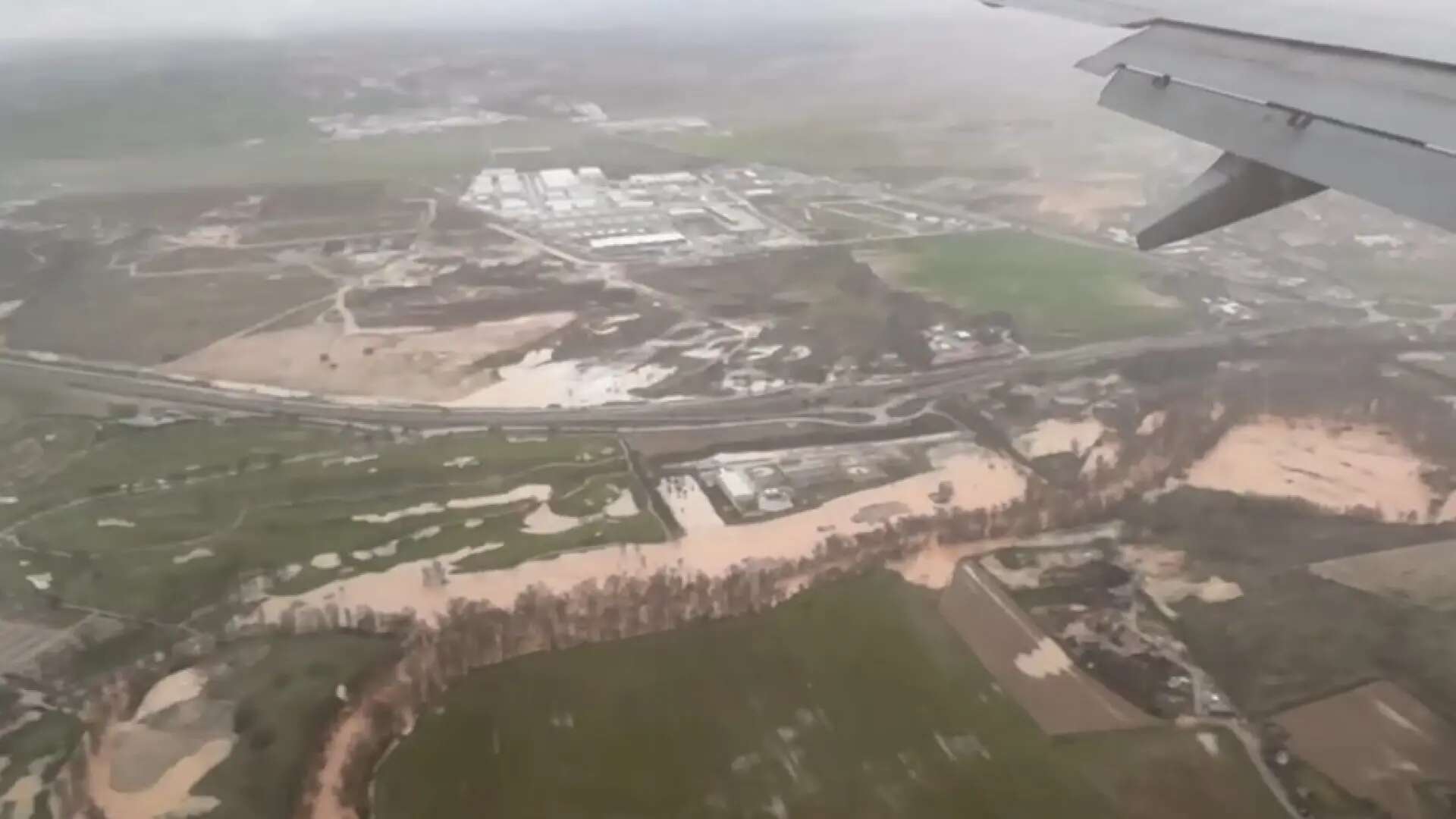 Las insólitas imágenes del río Jarama desbordado junto al aeropuerto de Barajas