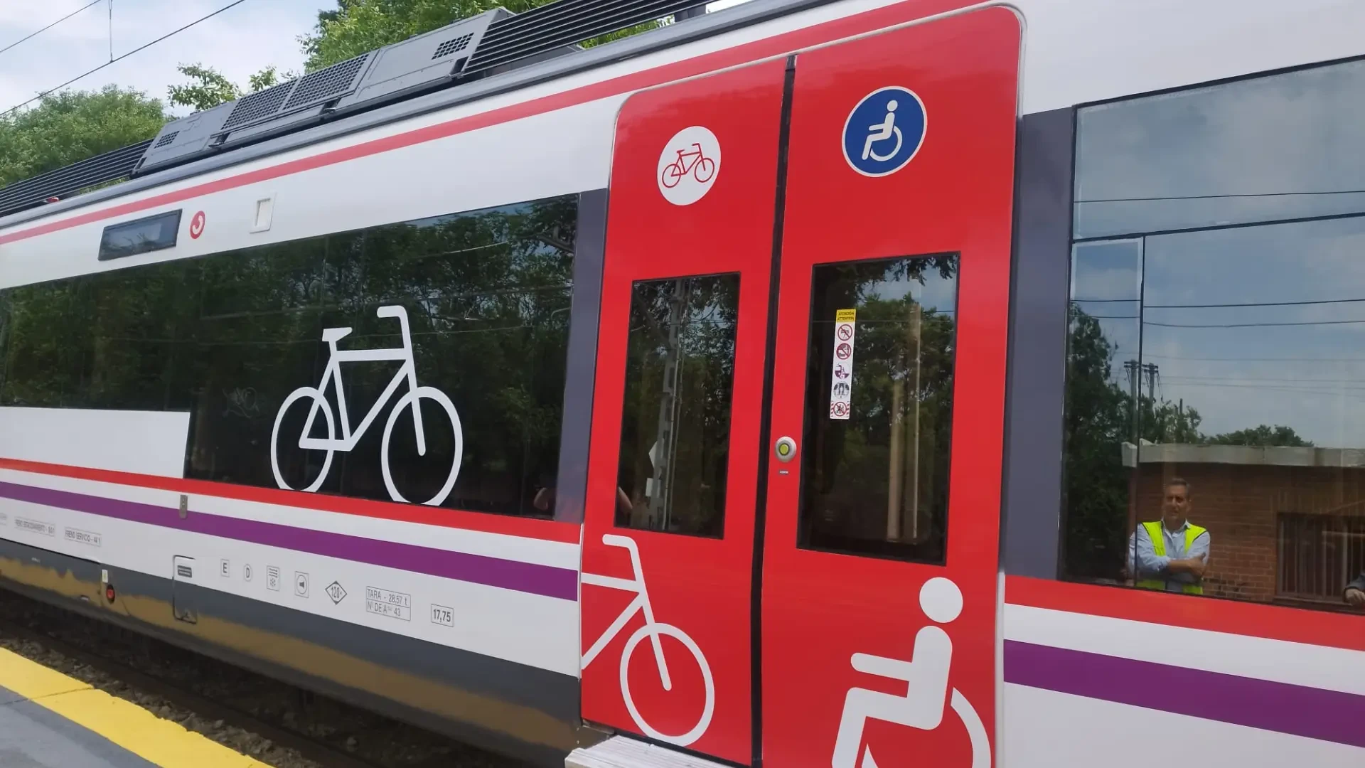 Renfe permitirá llevar bicis completas en tren Avant y elimina la obligación de la funda para las plegables y el suplemento de 3€ para MD