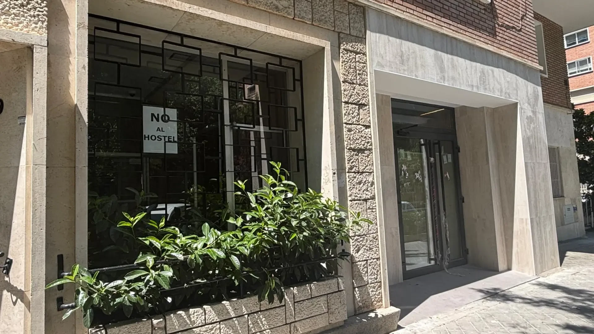 El Ayuntamiento advierte a CEAR sobre el uso del hostal de Parque de las Avenidas y pide inspeccionar locales en Vallecas y Retiro