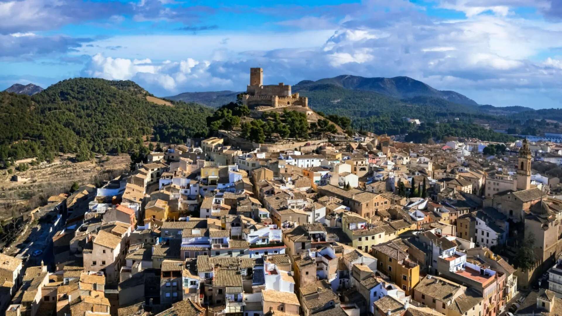 El bonito pueblo de Alicante con un castillo musulmán y un acueducto del siglo XV