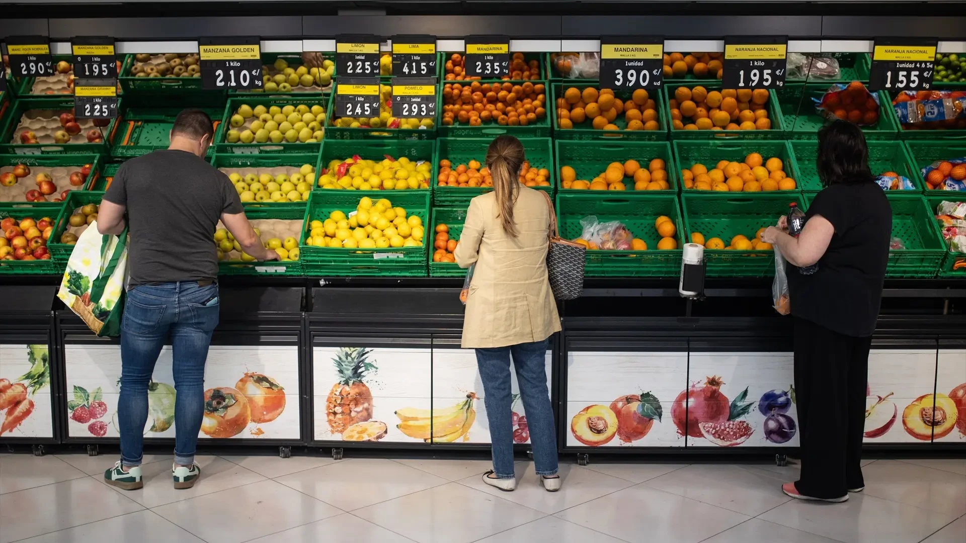 Aceite de oliva, tomates, leche... por qué la forma en que se fija el precio de los alimentos genera tanta polémica