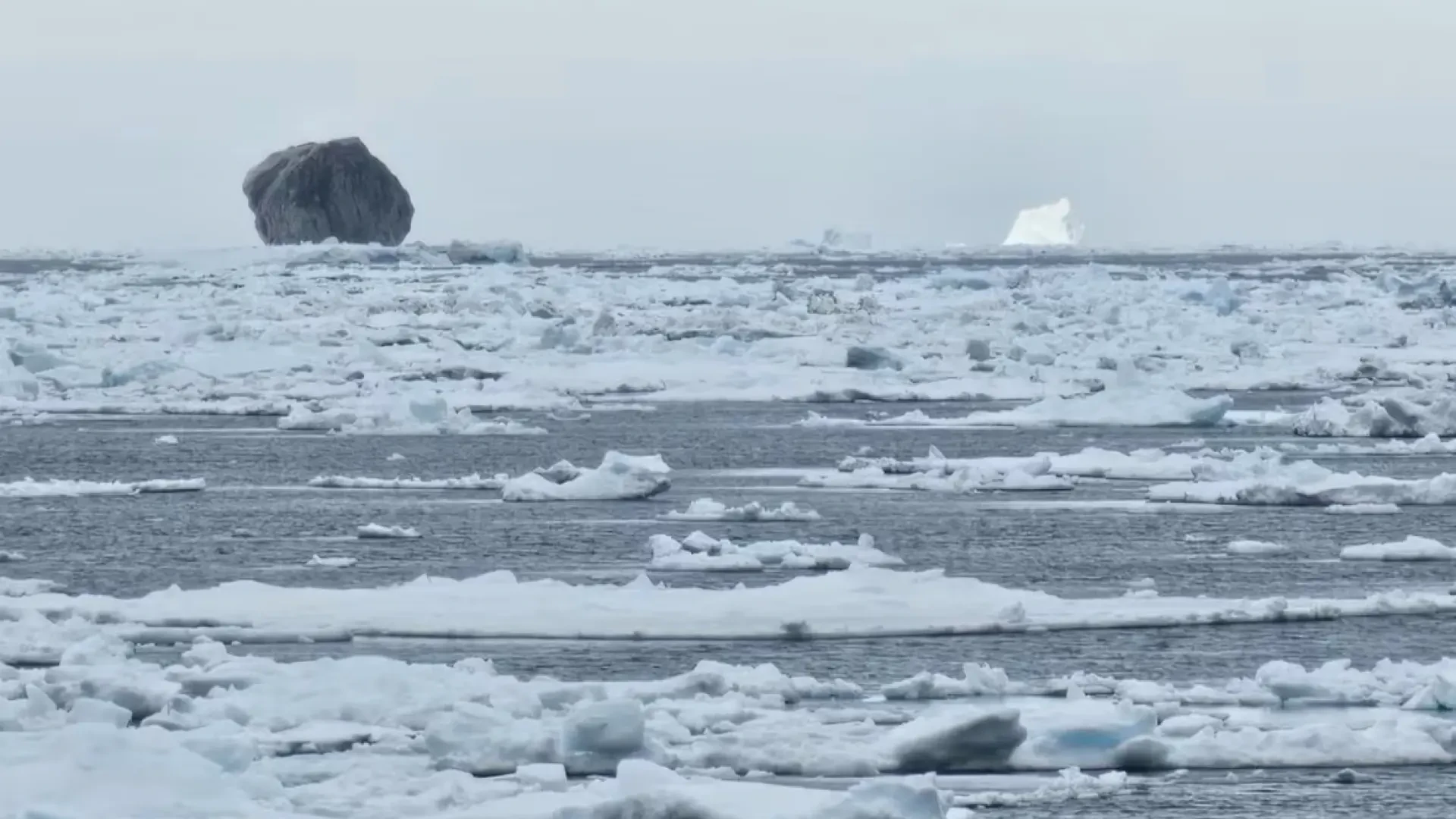El extraño iceberg negro hallado por un pescador cerca de Canadá que se ha hecho viral