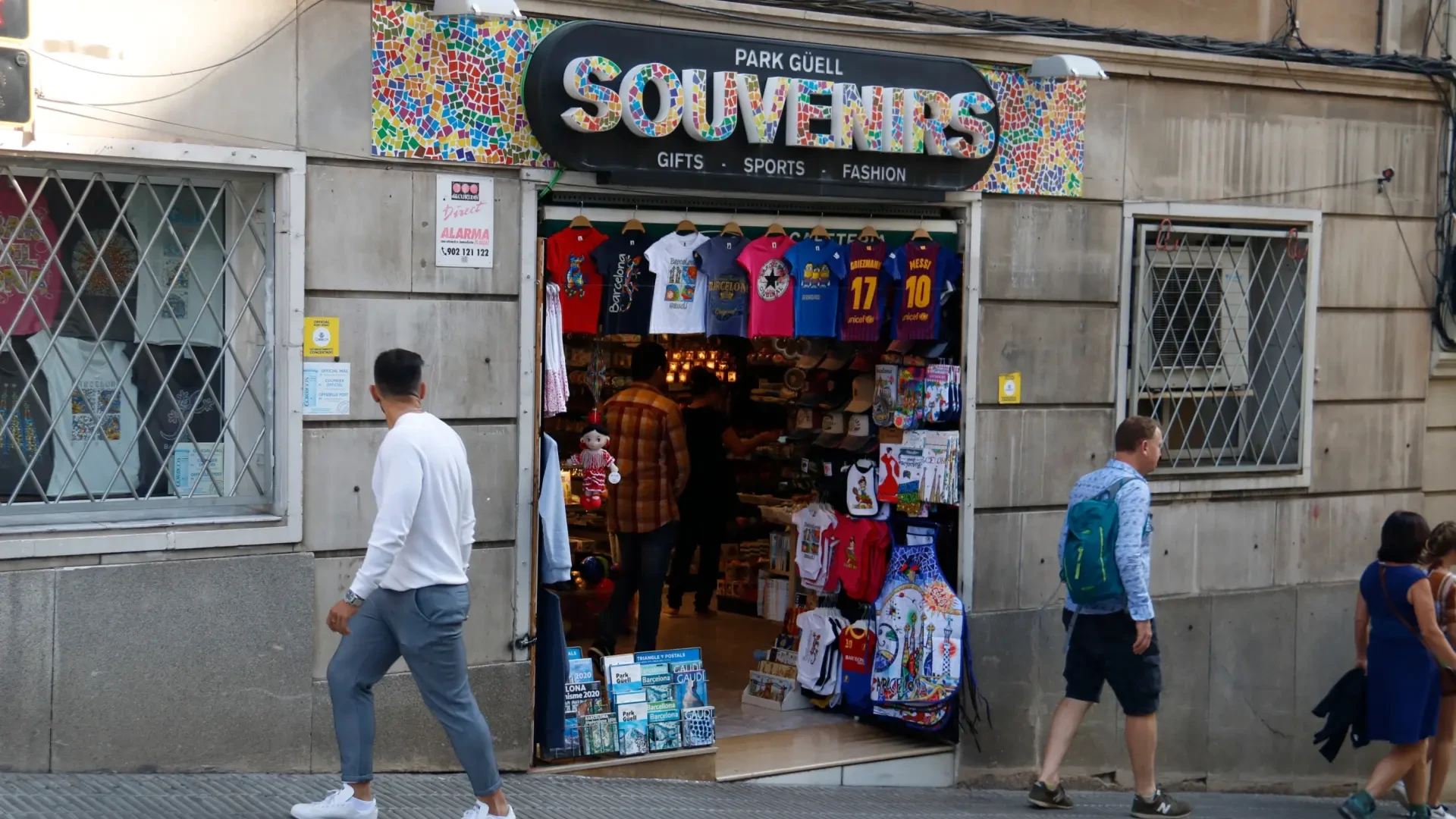 Barcelona pone coto al souvenir limitando su espacio en tiendas y perseguirá asociaciones que acaban siendo clubs cannábicos