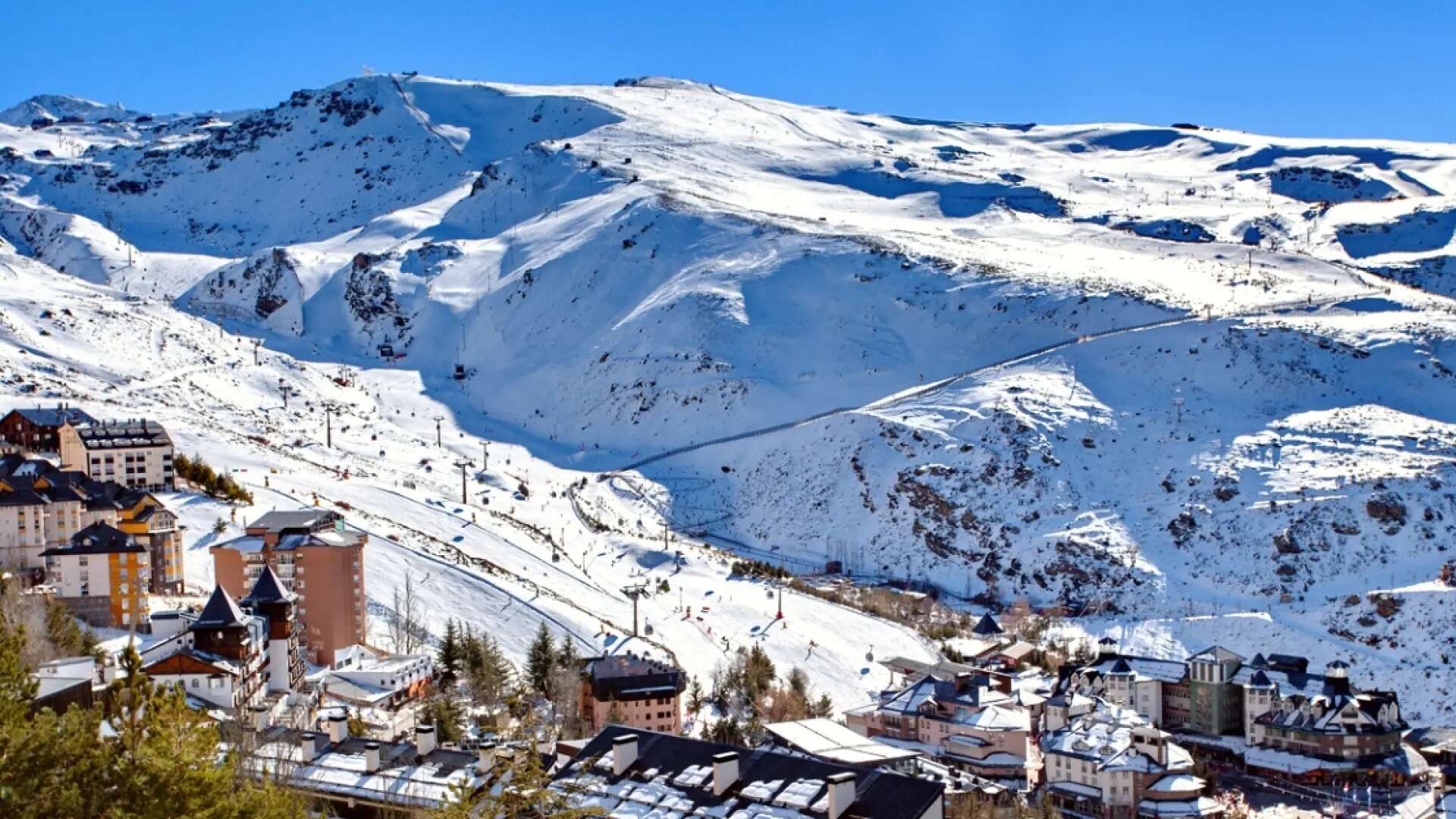 La nieve tiñe de blanco Sierra Nevada y afecta a una carretera de montaña en Granada