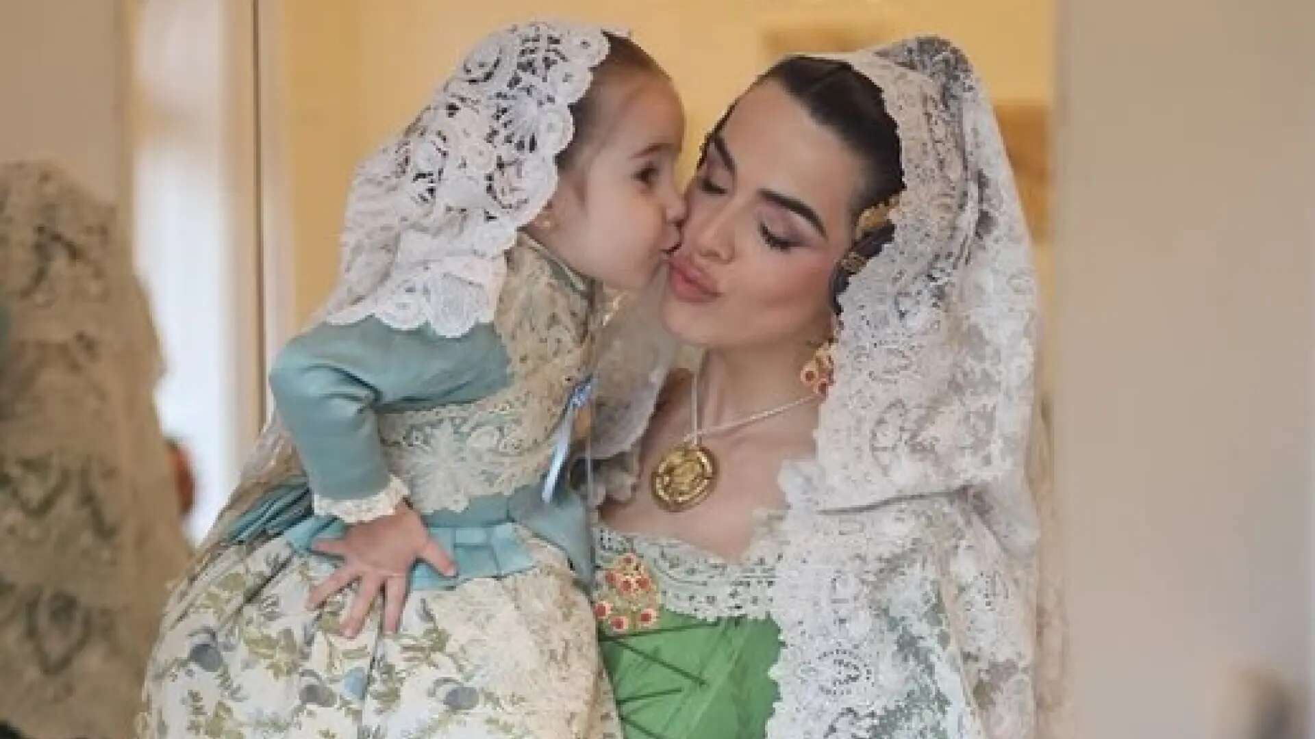 Las tiernas fotografías de Violeta Mangriñán con su hija vestidas de falleras: 