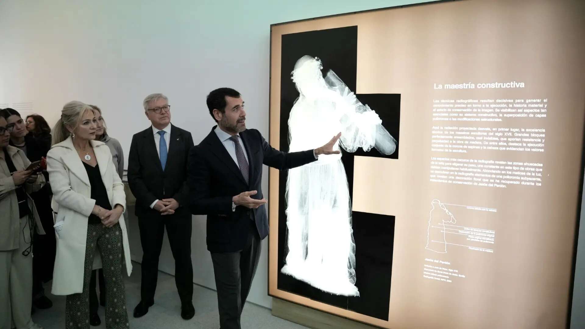 Una muestra exhibe las radiografías de tallas de una treintena de hermandades y entidades desde los años noventa