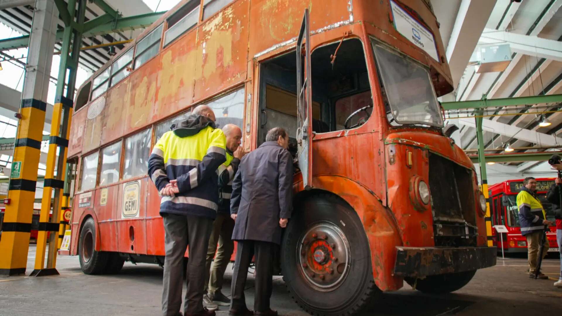 La EMT de Madrid halla un autobús de dos plantas de 1957 en un garaje de Lleida y lo compra por Wallapop