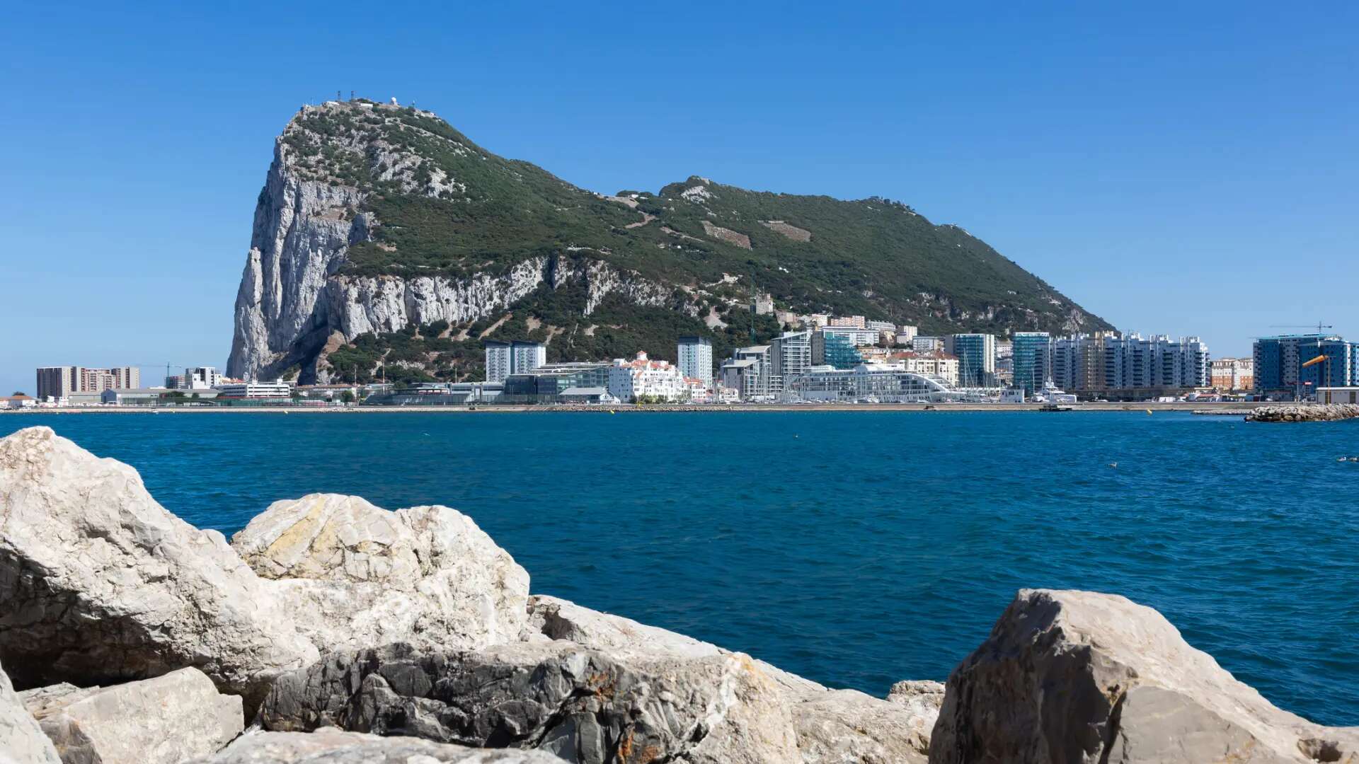 Denuncian a Gibraltar ante la Comisión Europea por importar piedras de España para rellenar el Peñón