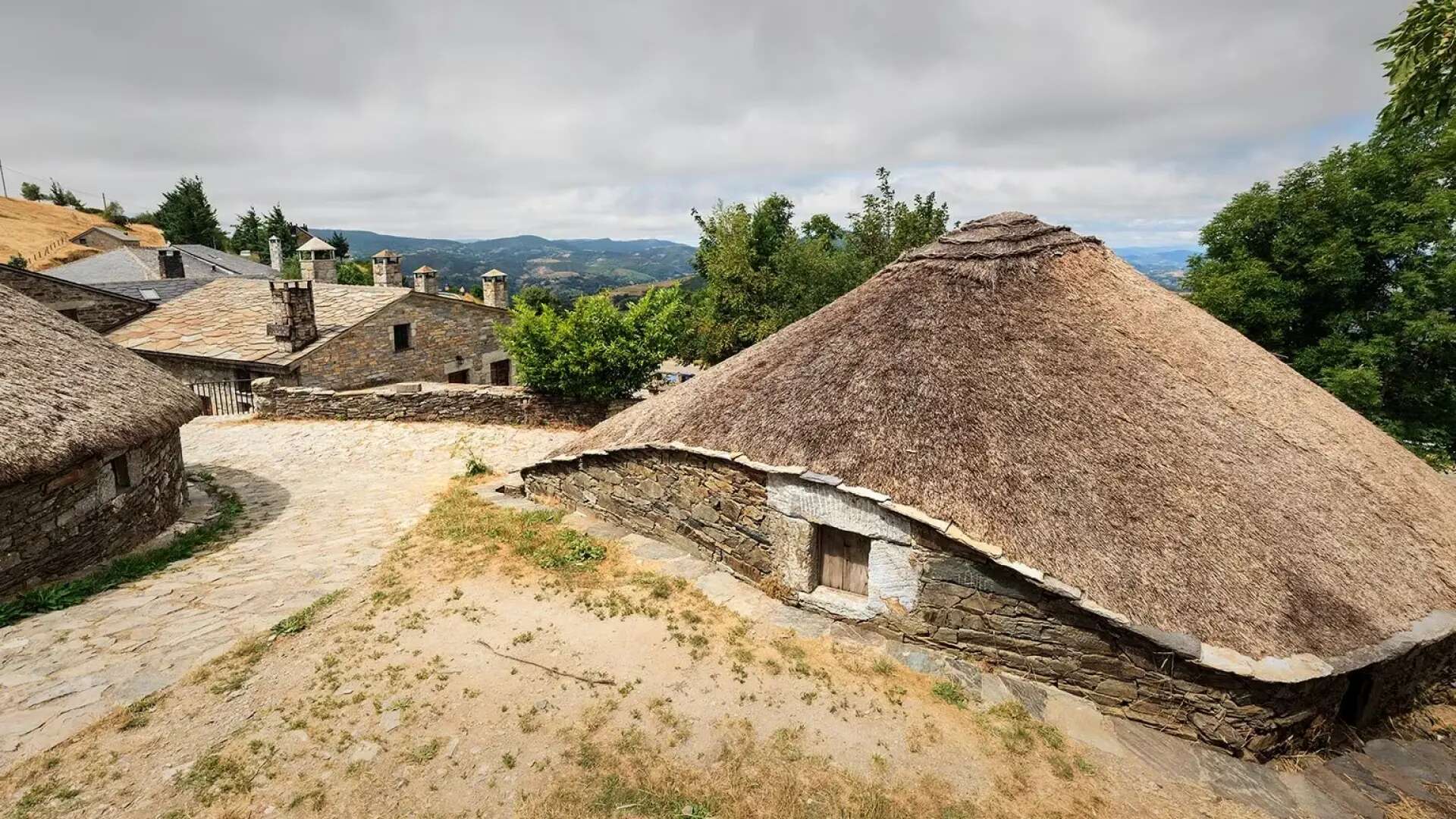 El pueblo del Camino de Santiago con el templo más antiguo de Galicia: Santo Grial, pallozas...