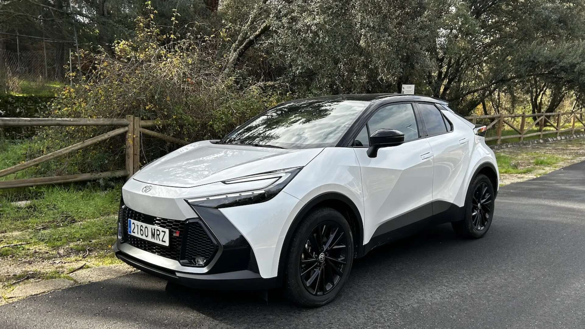 Al volante del C-HR híbrido enchufable, el crossover de Toyota que gasta muy poco y gusta a la gente