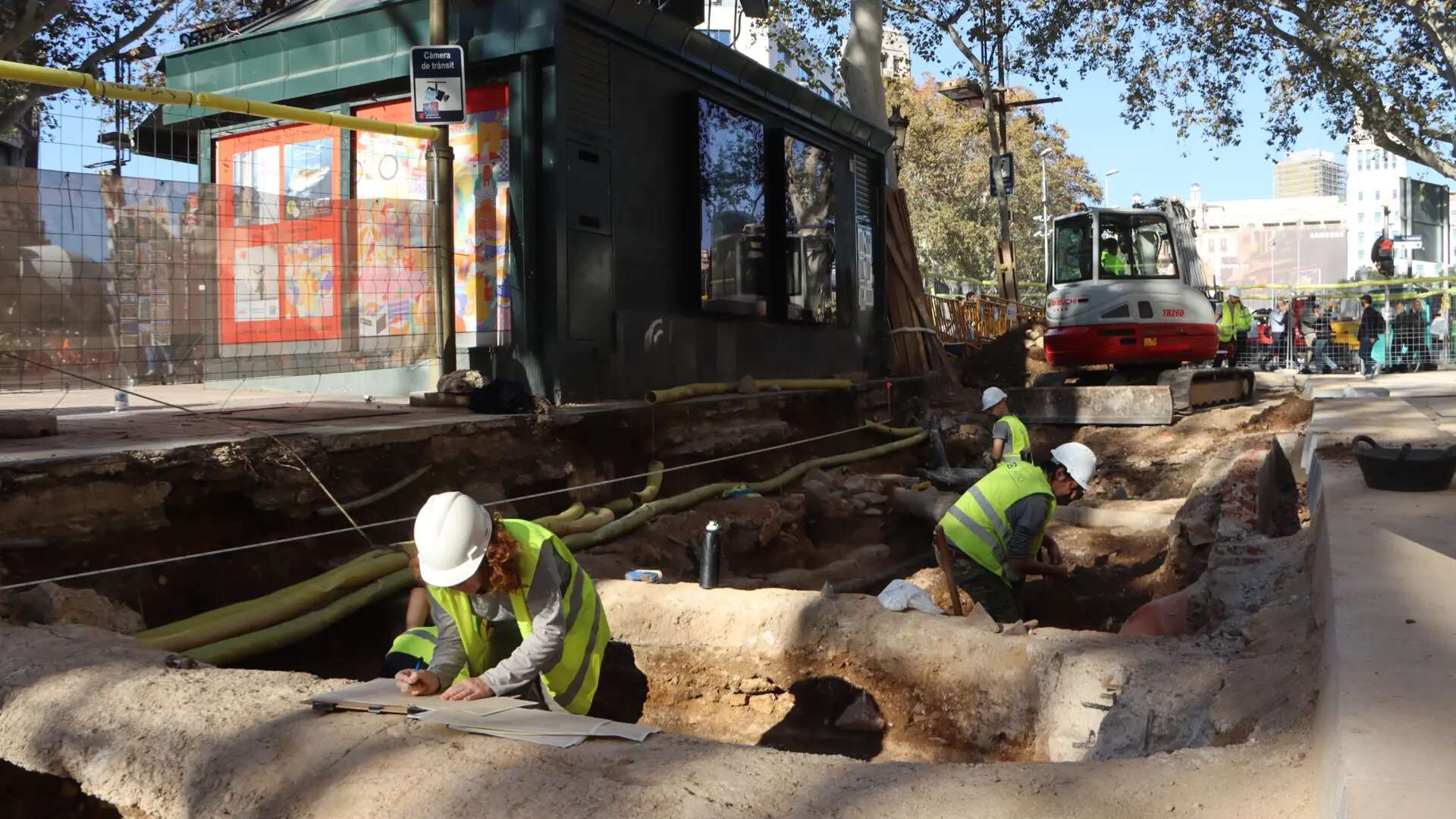 Rescatan a un trabajador de las obras de la Rambla de Barcelona que quedó atrapado bajo la tierra