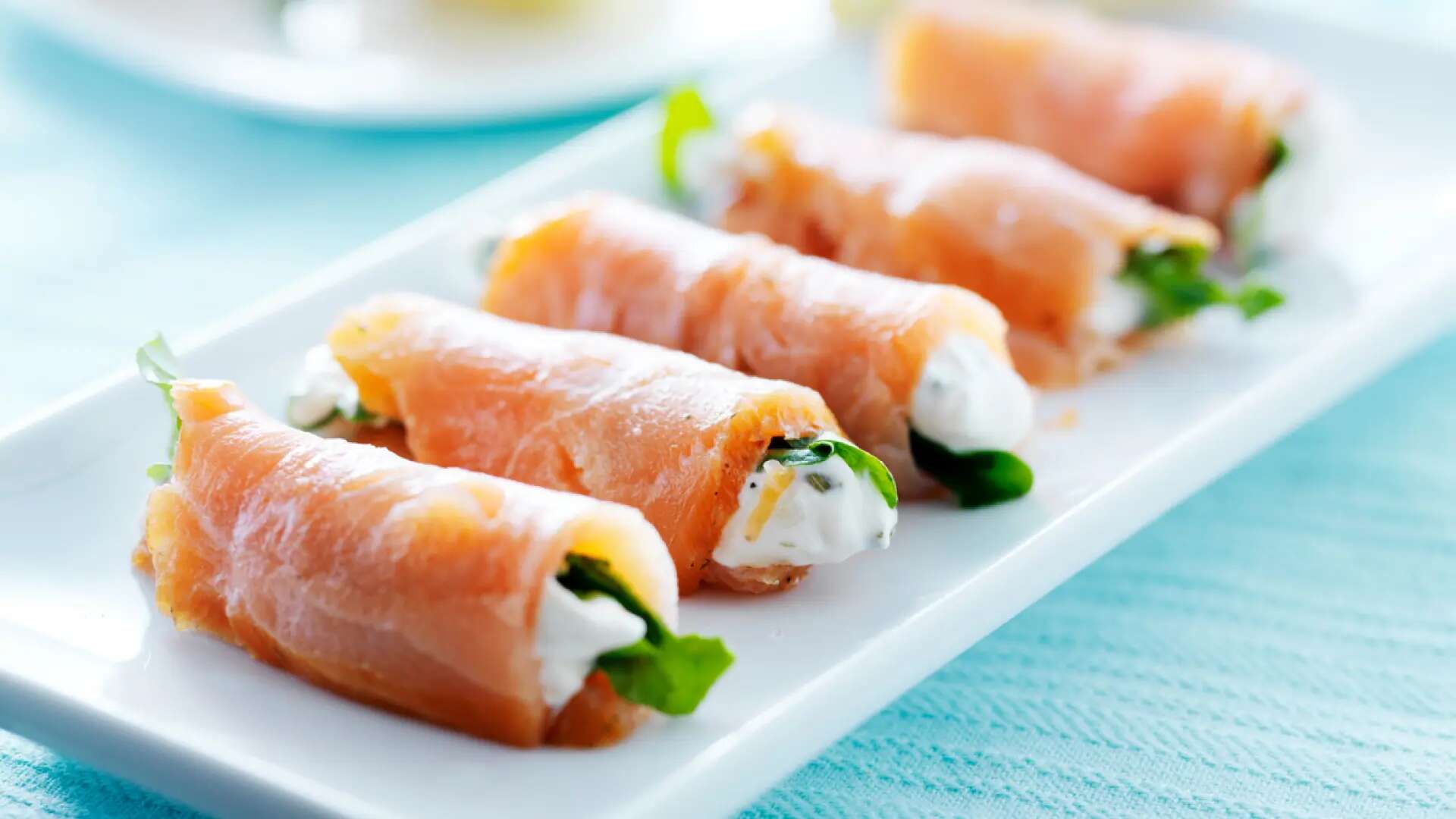 Rollitos de salmón y rúcula, una receta de Arguiñano ideal para servir como entrante en Navidad