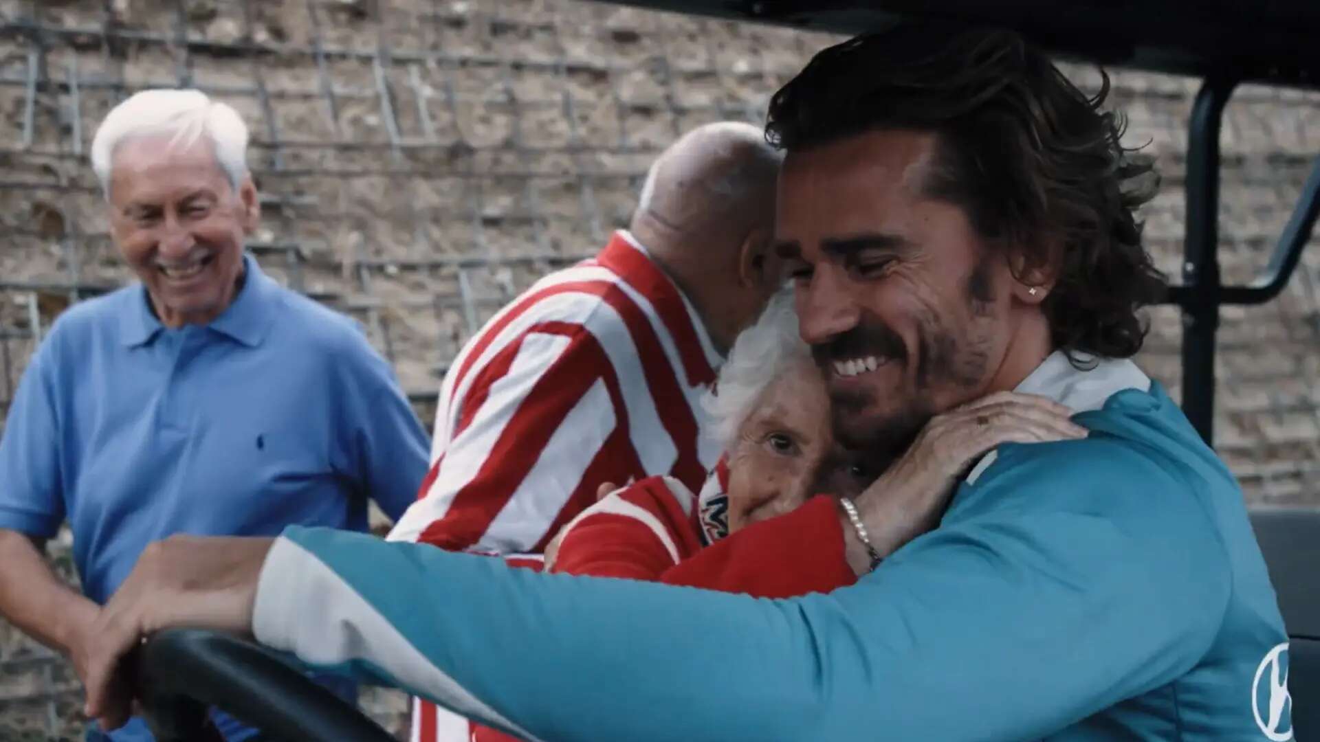 El entrañable momento de los abuelos del Atleti con Griezmann como 'taxista': 