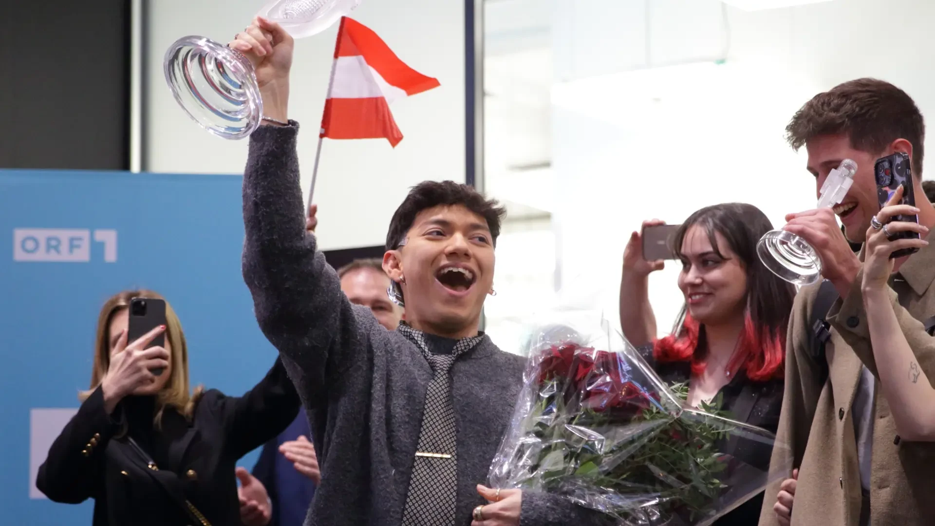 Cientos de personas reciben a JJ a su retorno a Viena tras ganar Eurovisión en Basilea: 