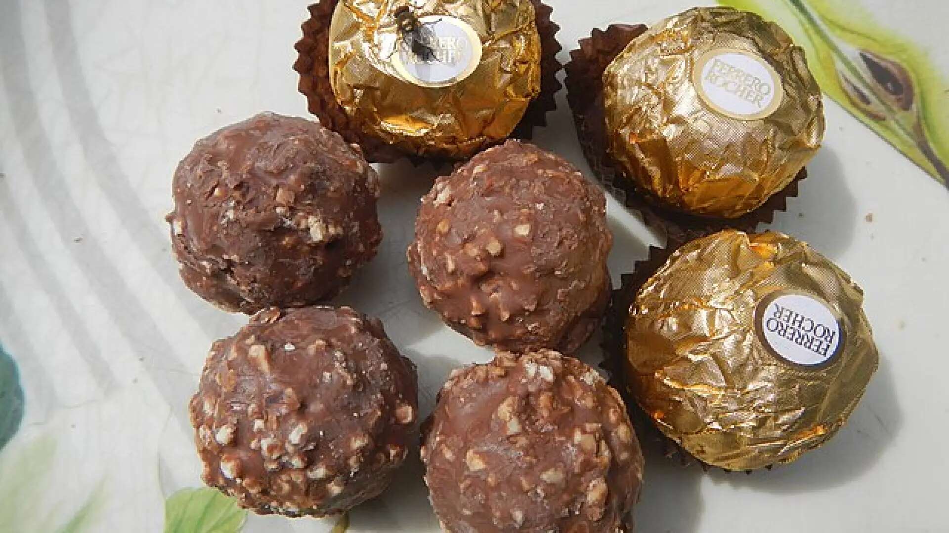 Has abierto los Ferrero Rocher mal toda la vida: la pegatina blanca tiene mucho que ver