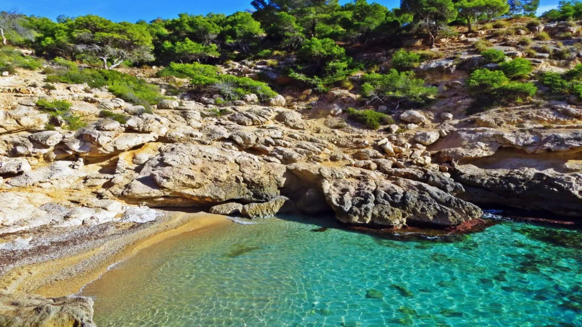 La playa de Alicante oculta entre acantilados y con aguas turquesas perfectas para bucear