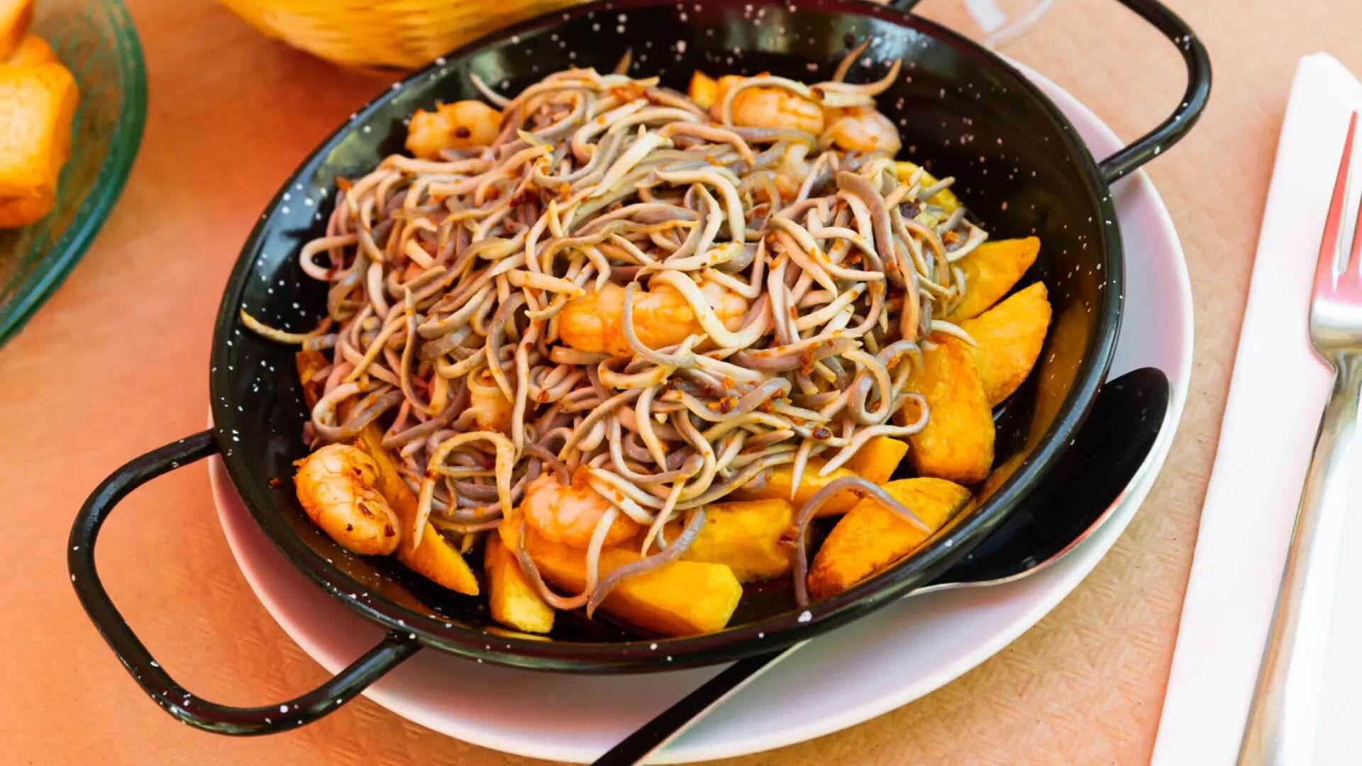 Revuelto de patatas y gulas, una receta fácil y alta en proteínas a buen precio