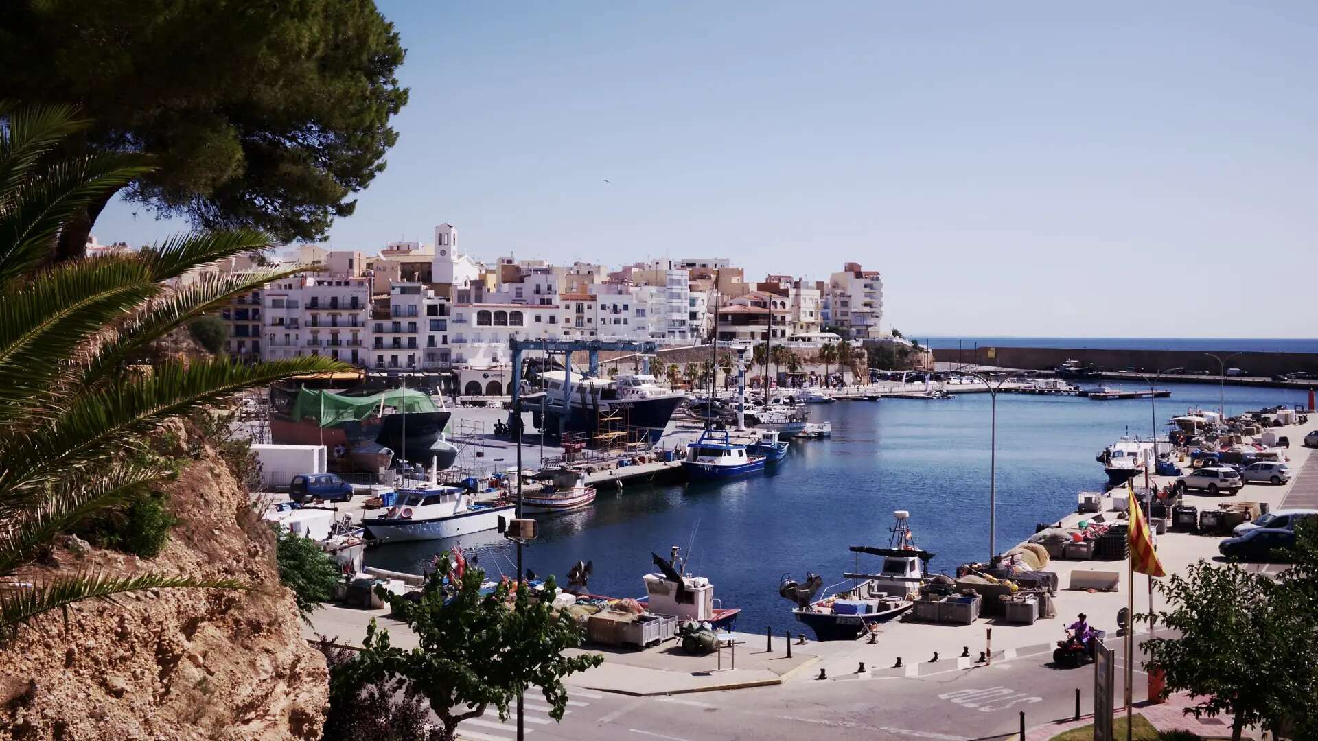 El bonito pueblo a media hora de Tarragona que esconde un total de treinta playas y calas espectaculares