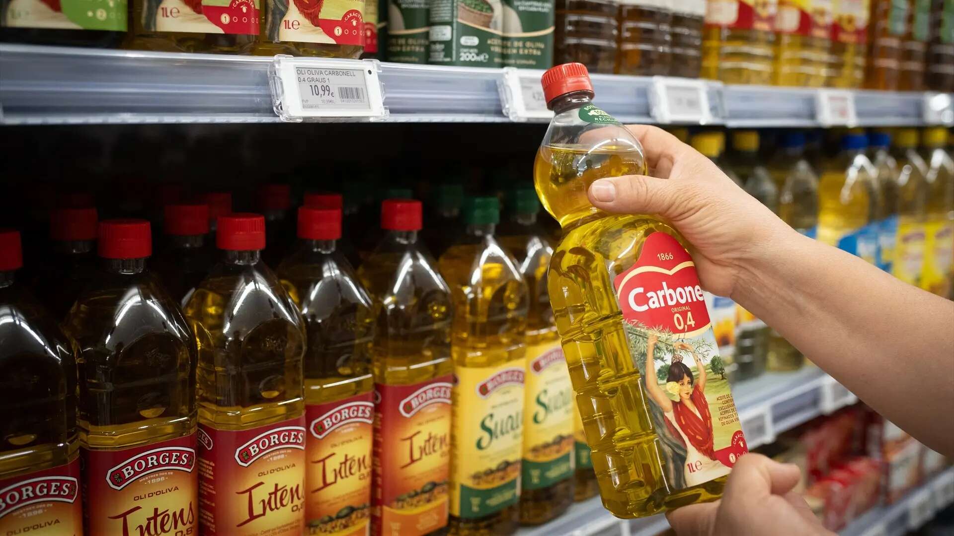 El aceite de oliva virgen extra vuelve a precios de antes: menos de 5 euros el litro en este supermercado