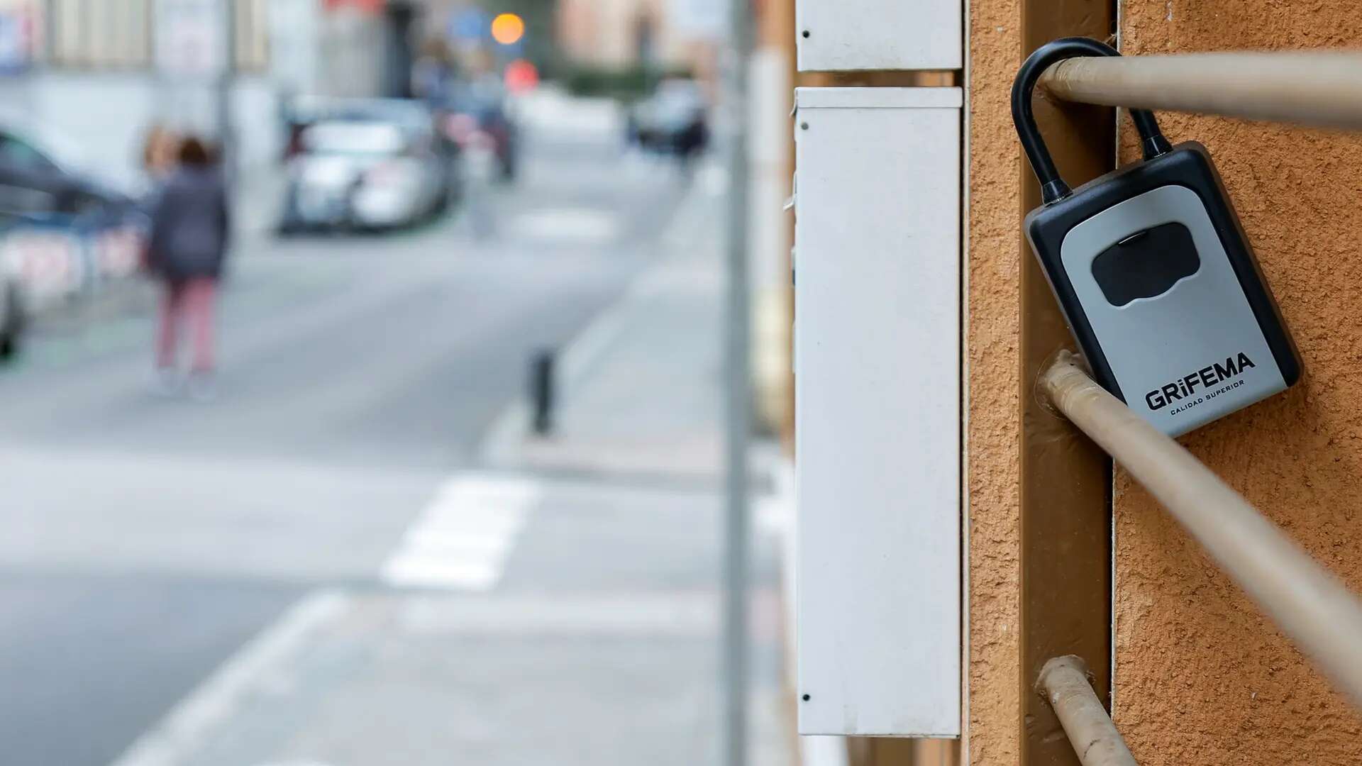 Regular los pisos turísticos en todo Madrid y evitar la compra de edificios enteros: la oposición contra el Plan Reside de Almeida