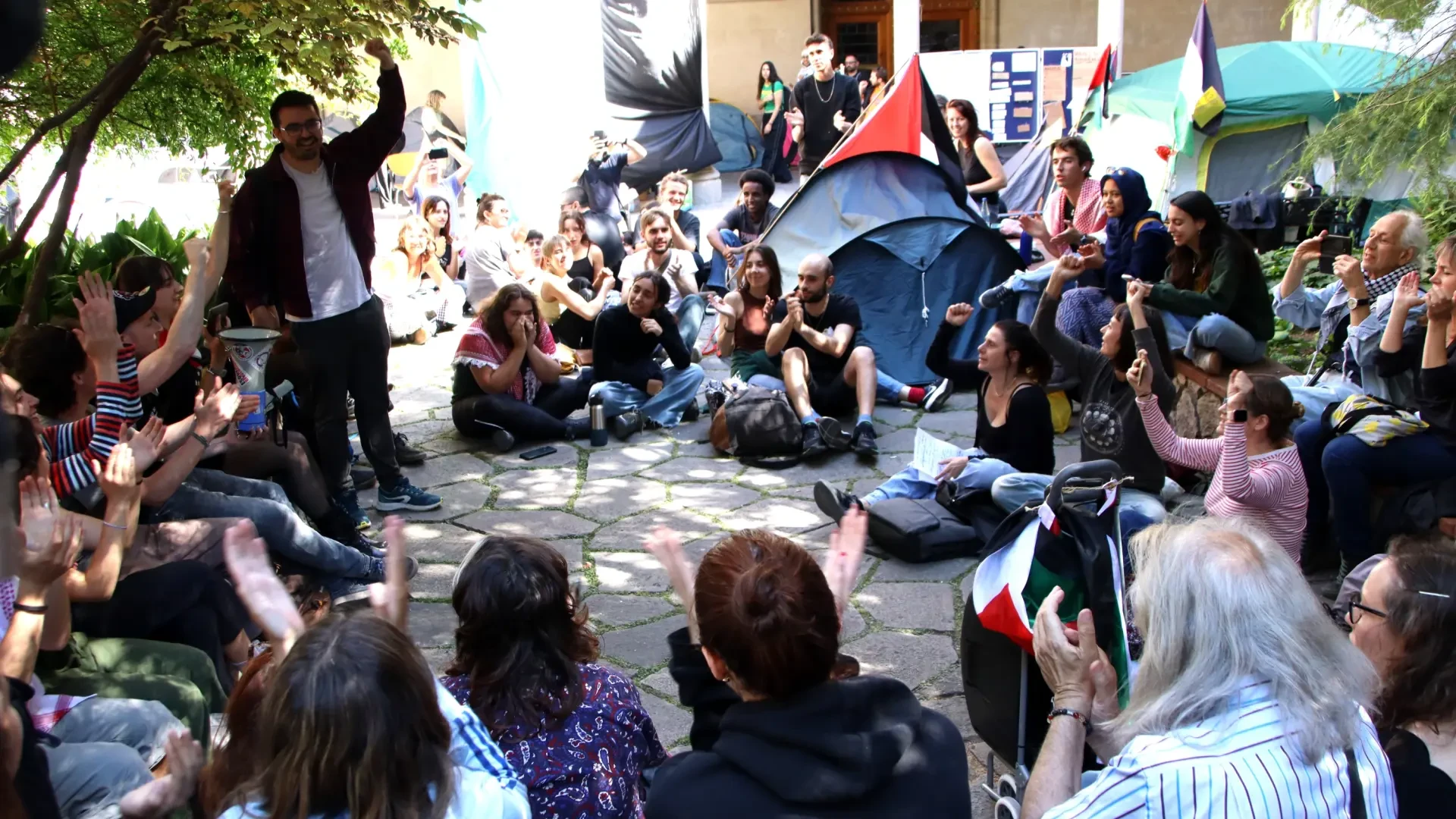 La acampada propalestina en la UB insiste en que no quiere interferir en el 12M pero se mantendrá si el rectorado no responde
