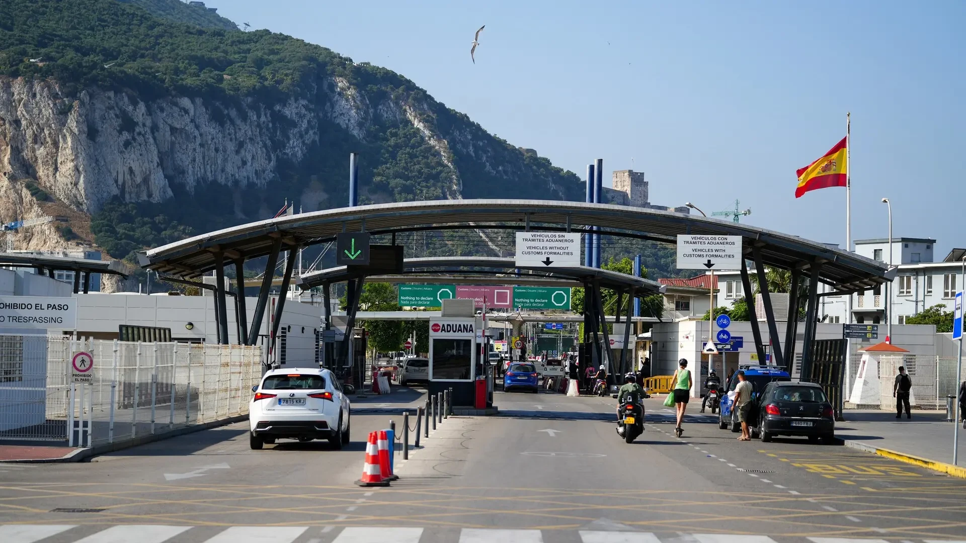 Así serán los controles en Gibraltar con policías españoles que indignan a varios británicos: 