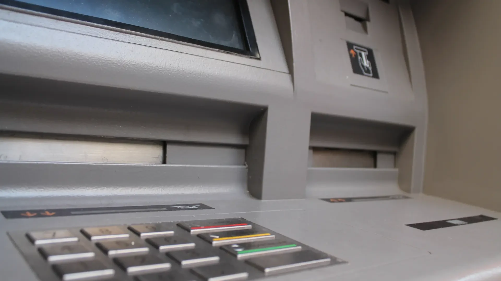 Así se prepara la banca española para adaptar sus cajeros automáticos a la nueva ley
