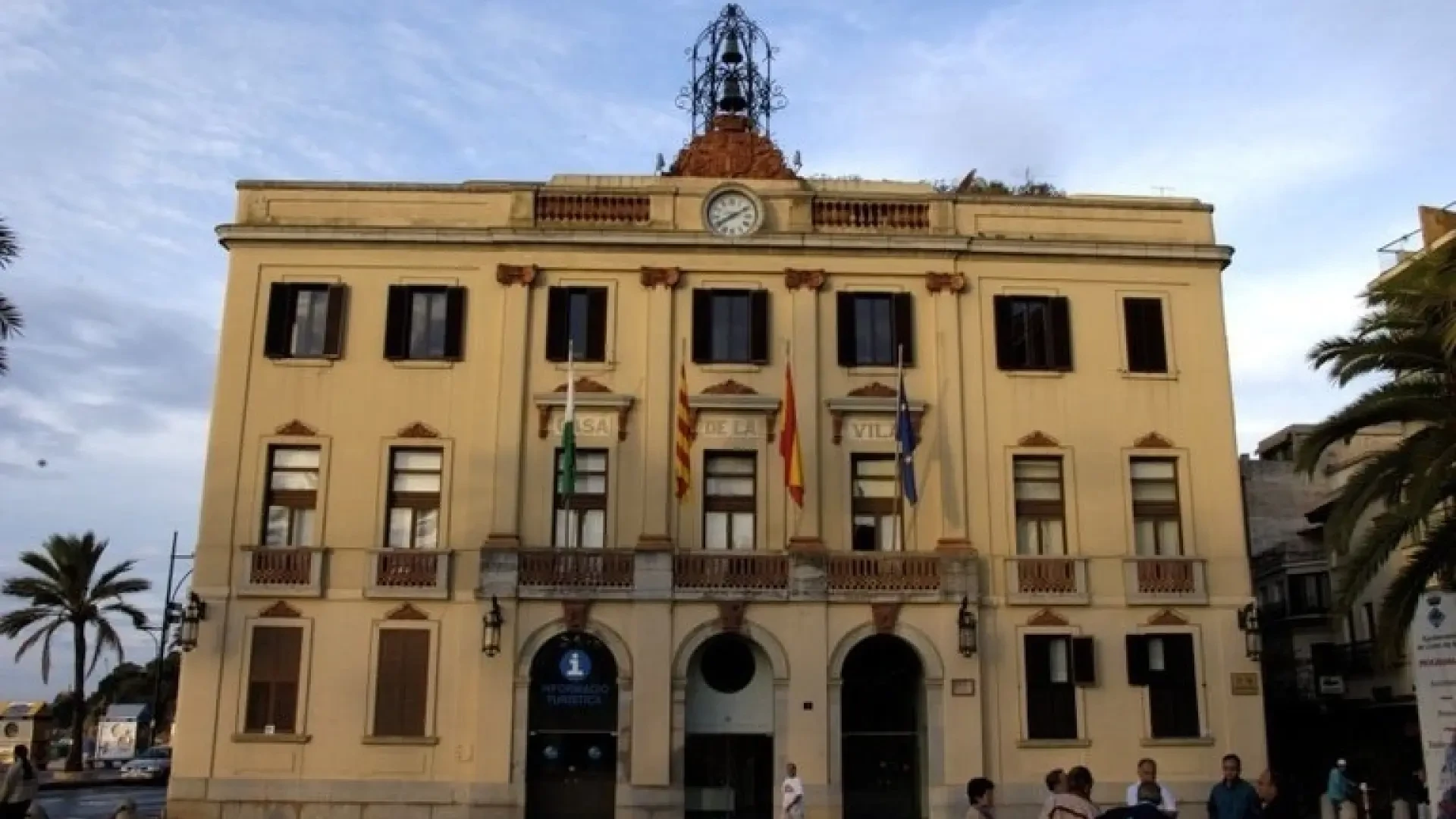 Dos coches chocan frente al Ayuntamiento de Lloret... y los ocupantes terminan peleándose con hachas