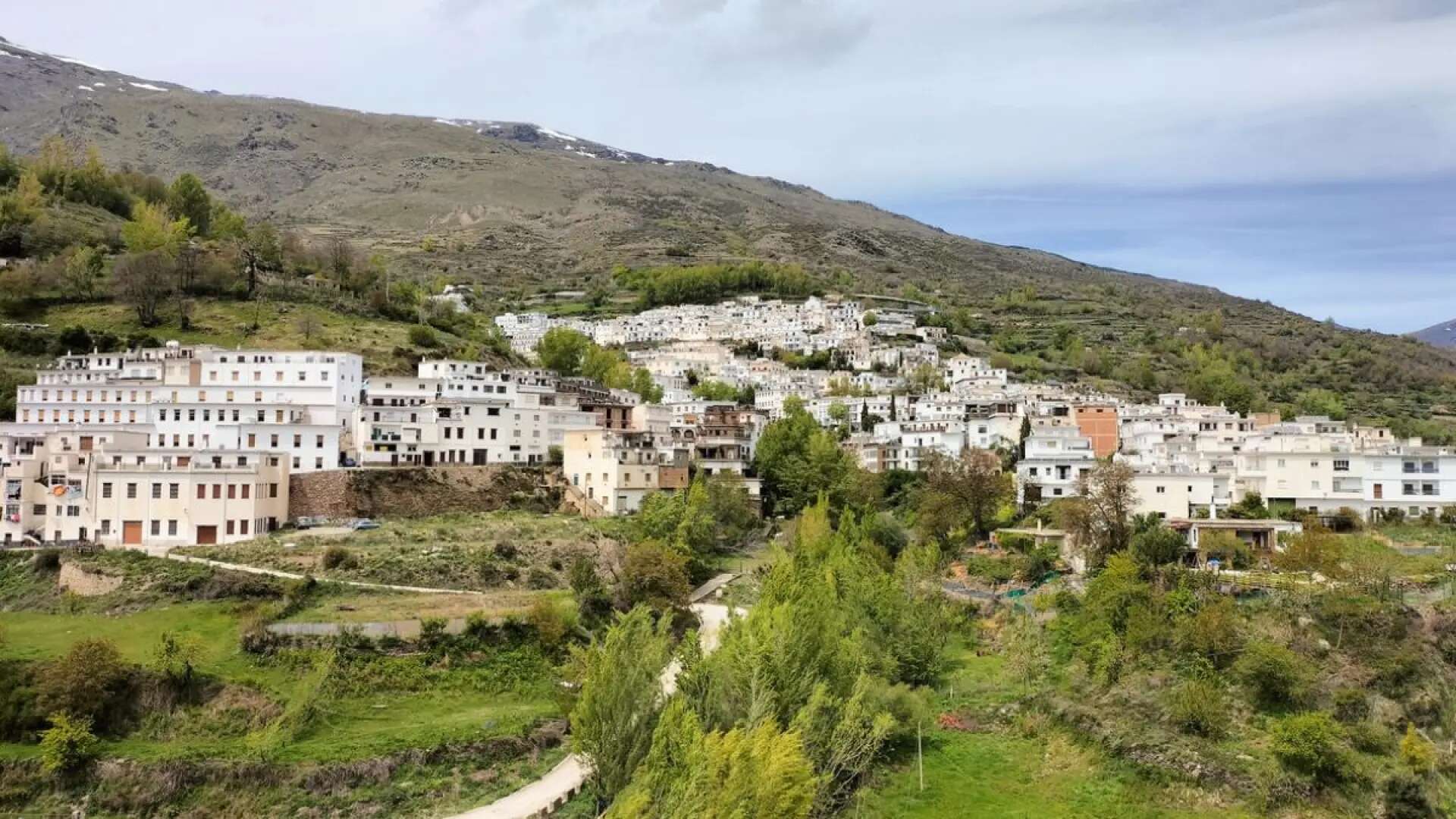 Uno de los pueblos más bonitos de Sierra Nevada: encajado en la ladera de una montaña y situado en un Parque Natural