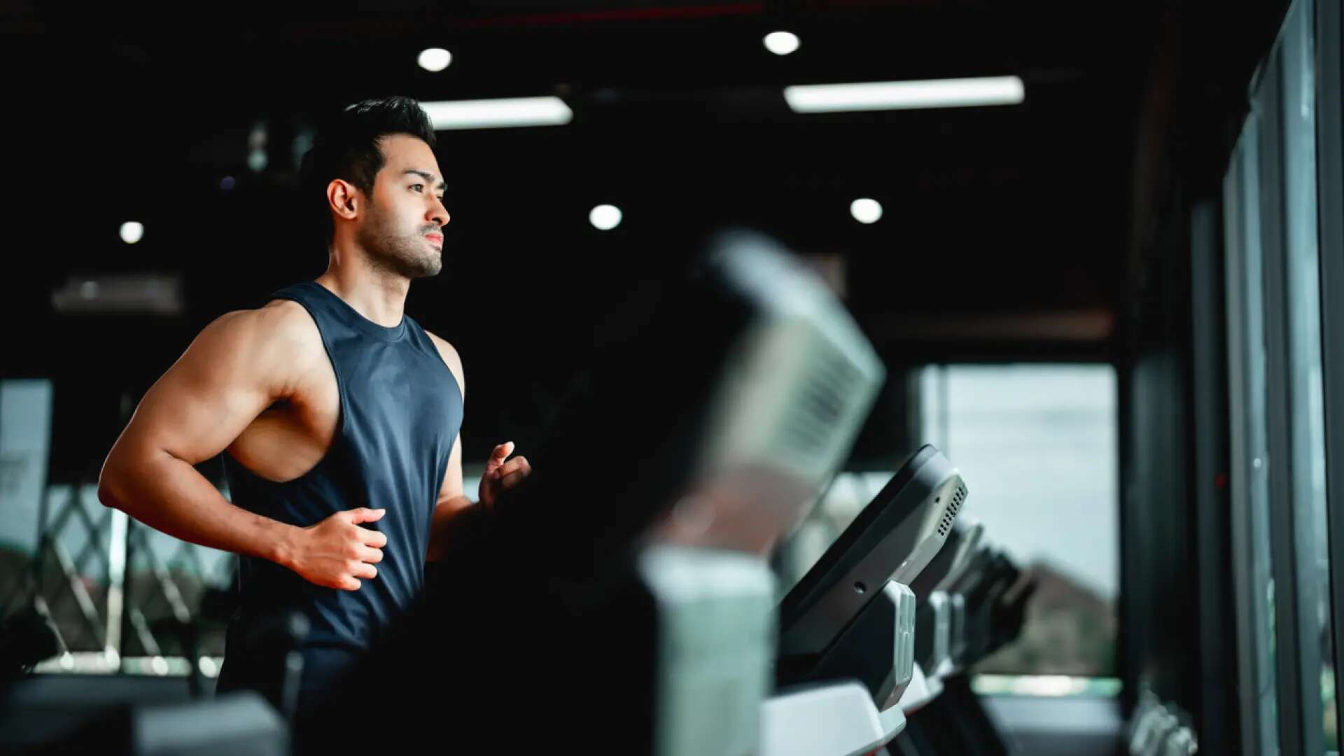 Ejercicios de cardio o pesas: ¿Qué se debe hacer primero para ganar músculo y quemar grasa?